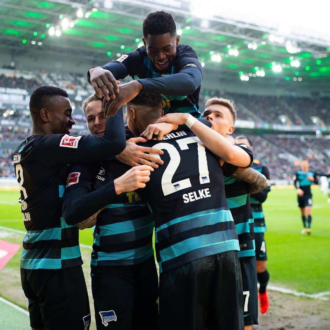 ヘルタ・ベルリンさんのインスタグラム写真 - (ヘルタ・ベルリンInstagram)「📷 Wie die Stimmung nach einem 3:0-Auswärtssieg im Borussia-Park ist? Genau SO! 😍🥳 Wer erinnert sich noch? 👇🏻 . . #fussball #bmgbsc #bundesliga #sport #sieg #auswärtssieg #jubel #berlin #emotionen #erinnerungen #herthaner #hahohe #herthabsc」6月23日 20時02分 - herthabsc