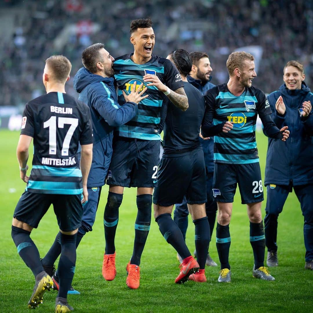 ヘルタ・ベルリンさんのインスタグラム写真 - (ヘルタ・ベルリンInstagram)「📷 Wie die Stimmung nach einem 3:0-Auswärtssieg im Borussia-Park ist? Genau SO! 😍🥳 Wer erinnert sich noch? 👇🏻 . . #fussball #bmgbsc #bundesliga #sport #sieg #auswärtssieg #jubel #berlin #emotionen #erinnerungen #herthaner #hahohe #herthabsc」6月23日 20時02分 - herthabsc