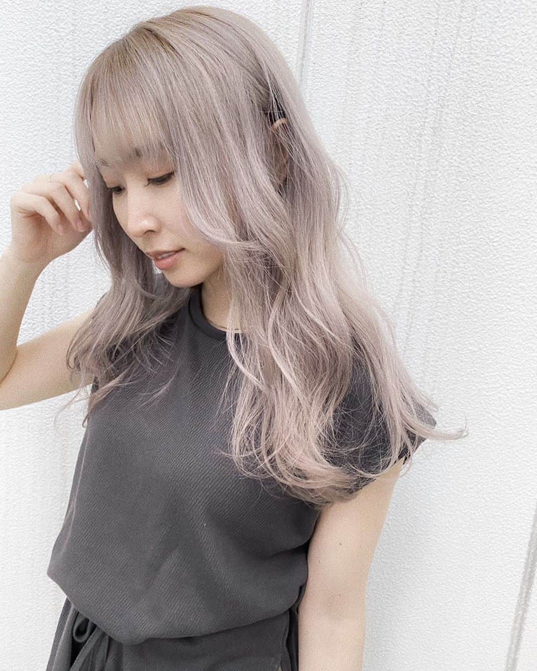 榊原伶奈のインスタグラム：「安藤さんカラー☺️💫 そろそろ髪の毛ボブくらいにしようかな🤔？ #ハイトーン　#ハイトーンカラー　#ブロンド　#ホワイトカラー #ホワイトベージュ #サロンモデル #ケアブリーチ #ブリーチ　#外国人風カラー #ロングヘア　#ホワイトブロンド」