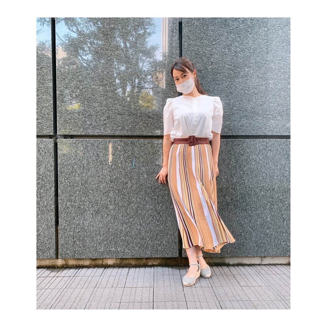 のインスタグラム：「【withコロナ】外出自粛解禁し、ファッション楽しめるの嬉しい💕本日はズーム会議やkids講座、体験講座など、オンライン大活用で#リモートワーク　でしたが、お仕事あとは外国人パパママたちと子どもたちと公園へ！  エアークローゼット今回届いた服はこちら！  女子アナ47×エアークローゼット 〜女子アナコーデ応援企画〜  女子アナ47のファッションを普段着も含めて、 エアークローゼット社にサポートしていただいています。  ハイウエスト好きとしてはたまらんコーデ！白のブラウスはオンラインコミュニケーションにも必須なアイテム♪  今なら、お友達紹介で初月5000円オフ‼︎ 紹介コード入れるところにこちら記入してください♪  Tygxc  エアークローゼットは 好みのスタイルや色、お洋服のお悩み、ご利用シーンにあわせて、 プロのスタイリストが洋服を選んでくれるサービスです！  2枚目 三和交通✖️あんしん住宅ネット✖️女子アナ47 新サービスリリース‼️ 去年から始めてきたプランが遂にスタートしました！  アナウンサーたちが住宅をタクシーと共に内覧へご案内します。  宅検を持っているアナウンサーもいます。  私もかつては建築家志望…←ごく少数の方しか知らない夢😂  三和交通さんはいくつもの面白いサービスを行なっており、今回ご依頼いただきました！ 優良タクシー会社です。  我々もアナウンサーとして面白い、かつ多くの方にお役立ちできそうなサービスをどんどんリリースしていきたいと思います！  #コロナでもエアクロ #コロナでも楽しく  @aircloset_official #女子アナコーデ応援企画 #airCloset  #エアークローゼット #ファッション #ファッションレンタル  #洋服レンタル  #エアクロ #エアクロライフ #女子アナ47 #女子アナ #女子アナウンサー #女子アナコーデ #パーソナルスタイリング  #アナウンサー #フリーアナウンサー #カジュアル  #ママコーデ #春服コーデ #春コーデ　#オフィスコーデ　#フォーマルコーデ  #アラサーコーデ #2児ママ #2児のママ #2児の母　#紹介コード　#マスクコーデ」