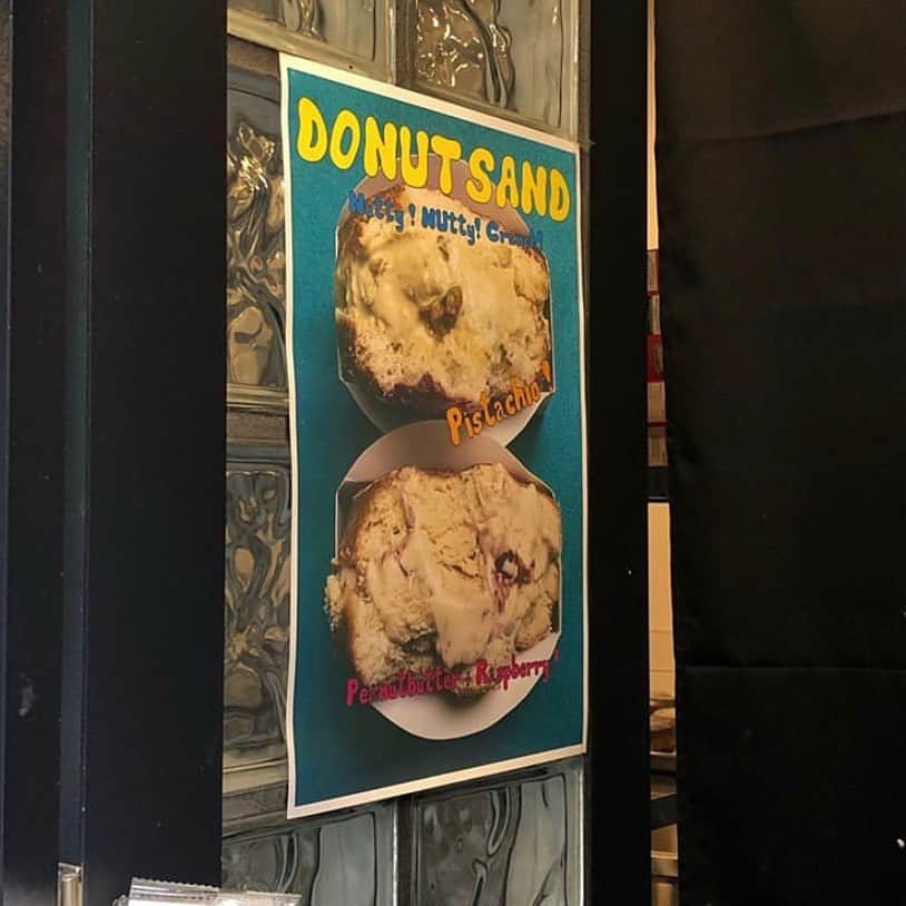ハルハルさんのインスタグラム写真 - (ハルハルInstagram)「韓国人に大人気な今ホットなカフェ #Saltybob ♡﻿ ﻿ ﻿ あんにょん。のぼりんです🕺🏻💫﻿ ﻿ 今回は大人気ドーナツショップの Old Ferry Donut のセカンドブランドとしてオープンしたアイスクリーム店『 Salty Bob 』をご紹介します🍨♡﻿ ﻿ すっごくすっっごく美味しそうですよね🤤﻿ アイスはカップかドーナツサンドを選ぶことができるそうです🙆🏻‍♀️﻿ 私は絶対ドーナツサンドを選びます🍩﻿ ﻿ お店もとってもおしゃれでたくさん写真撮りたくなりますよね👏🏻🤍﻿ ﻿ 2階にある Old Ferry Donut の店内でのイートインも可能だそうで、気兼ねなく渡韓ができるようになったら行ってみたいカフェの１つです🥰﻿ ﻿ みなさんは行きたいカフェはありますか？♡﻿ コメントでぜひ教えてください🤍﻿ ﻿ ﻿ OPEN：13:00〜20:00﻿ 定休日：火曜日﻿ ソウル市 龍山区 漢南大路 27ギル66 1F﻿ 2F Old Ferry Donut﻿ 最寄駅：漢江鎮駅﻿ ※2020年6月15日時点での情報です。﻿ ﻿ マップ写真：NAVERマップ﻿ ﻿ ﻿ ﻿ ---------------------------﻿ ‌﻿ 今回の可愛いお写真は、﻿ 以下の方からお借りしています♡﻿ ‌﻿ Thanks for… ‌﻿ ﻿ @2001__km 님﻿ @ymxkim 님﻿ ﻿ ﻿ #ハルスタ や #ハルハル をタグ付けしていただくと、﻿ ハルハルの記事やInstagramに投稿させていただく場合がございます﻿ ‌﻿ ﻿ #하루스타 #하루하루 를 태그 하시면﻿ 하루하루의 기사와 인스타그램에서 사용할 가능성이 있습니다﻿ ﻿ ---------------------------﻿ ﻿ #韓国#韓国好きな人と繋がりたい#韓国情報#韓国女子#韓国カフェ#韓国カフェ巡り#カフェ巡り#カフェ活#ソウルカフェ#ソウル旅行﻿ #한강진#올드페리도넛#도넛#아이스크림#디저트#솔티밥#한남동카페#한강진역카페」6月23日 20時05分 - haruharu_furyu