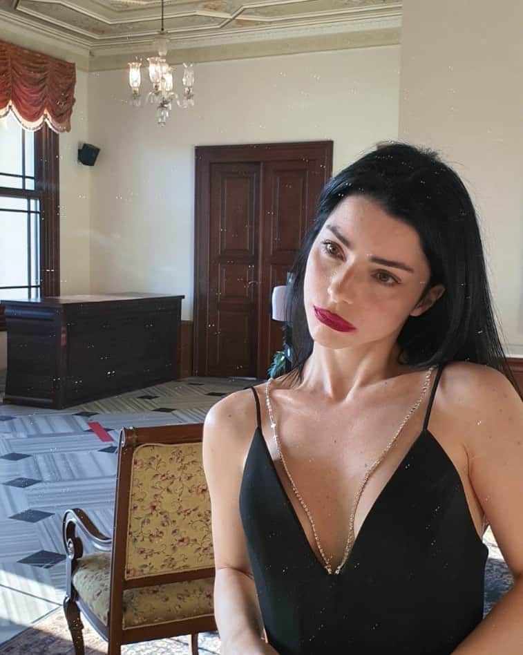 Merve Boluğurのインスタグラム：「❤️」