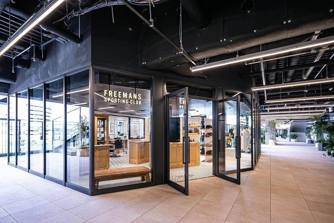 のインスタグラム：「*GRAND OPEN* FREEMANS SPORTING CLUB - NEWoMan YOKOHAMA  6月24日(水)に開業するニュウマン横浜にFREEMANS SPORTING CLUB - NEWoMan YOKOHAMA をオープンします。  FREEMANS SPORTING CLUB ‐ NEWoMan YOKOHAMA オープン記念 として￥3,000（税抜き）以上ご利用のお客様にスペシャルノベルティをプレゼント。 COOLGREASE SUPERIORE お試しキットとFSCオリジナル手ぬぐいをご用意させていただきます。 ＊数量限定となりますので、なくなり次第終了とさせていただきます。  また、FSC - NEWoMan YOKOHAMAではPOP-UPスペースが設けられており、世界各国の限定コスメPOP-UPや、名だたるBARBERブランドとのコラボレーションイベントなどを開催予定。  POP-UP 第一弾としてカリフォルニア、ニューポートビーチで2012年に立ち上げられたケアブランド「Byrd Hairdo Products (バードヘアドゥプロダクツ)」のPOP UP SHOPを開催。  更にオープン記念としてバーバー業界を牽引してきた二大ブランドFSCとBYRDがタッグを組み、ディズニー限定デザインのグッズを発売いたします。 鏡を見ながら髪を整えるミッキーマウスの描き下ろしデザインをあしらったTシャツ・マグカップ・キャップを販売いたします。  皆様のお越しを心よりお待ちしております。  #newomanyokohama  #yokohama #barber #freemanssportingclub #fscyokohama #BYRD #DISNEY」