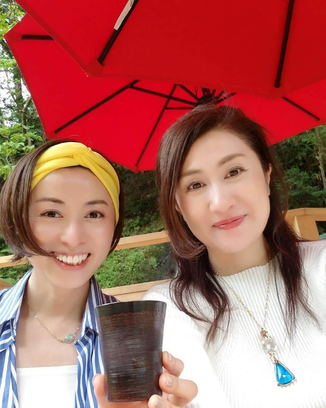 南早苗のインスタグラム：「昨日は、福井の友人と中間地点で合流。 美味しい空気を吸いに山中温泉へ行ってきました。  ひょんなことから出会って以来、不思議といつも繋がる 存在。数年ぶりの再会だったのに、そんな時間は一瞬で 埋まりました。  たくさん話したー たくさん笑ったー ありがとう💓  #山中温泉　#鶴仙渓　#川床　#あやとり橋　#こおろぎ橋　#石川県　#川のせせらぎ　#緑の香り　#山中で有名なコロッケのサクサク具合　#全てに感動 #全てのことがうまくいきまーすw」