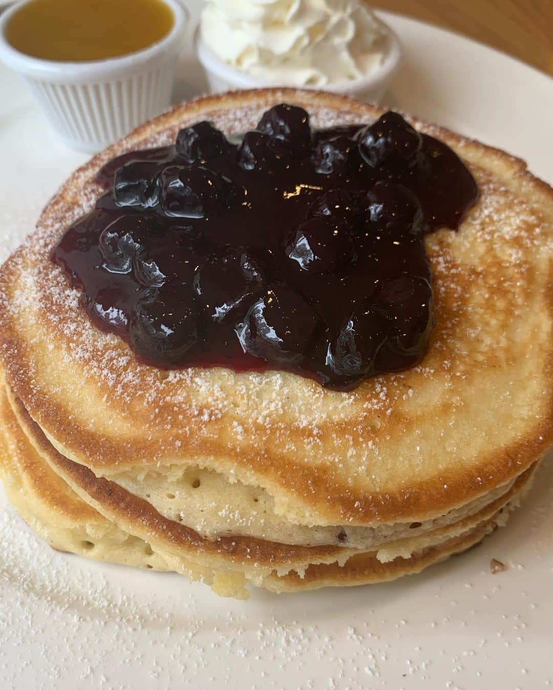 美香さんのインスタグラム写真 - (美香Instagram)「@junsatoidea 純ちゃんとブランチ🥞🍽 会って話せるってやっぱり楽しい！お会計の時、レジに立っている純子の立ち姿と体のラインが美しくて見惚れすぎて つい触ってしまいました🤭笑  わたしも体力と筋力をもう少しつけたいなぁ！ ルームランナーちゃんと続けよう😑🙄」6月23日 20時15分 - mikaofficial99