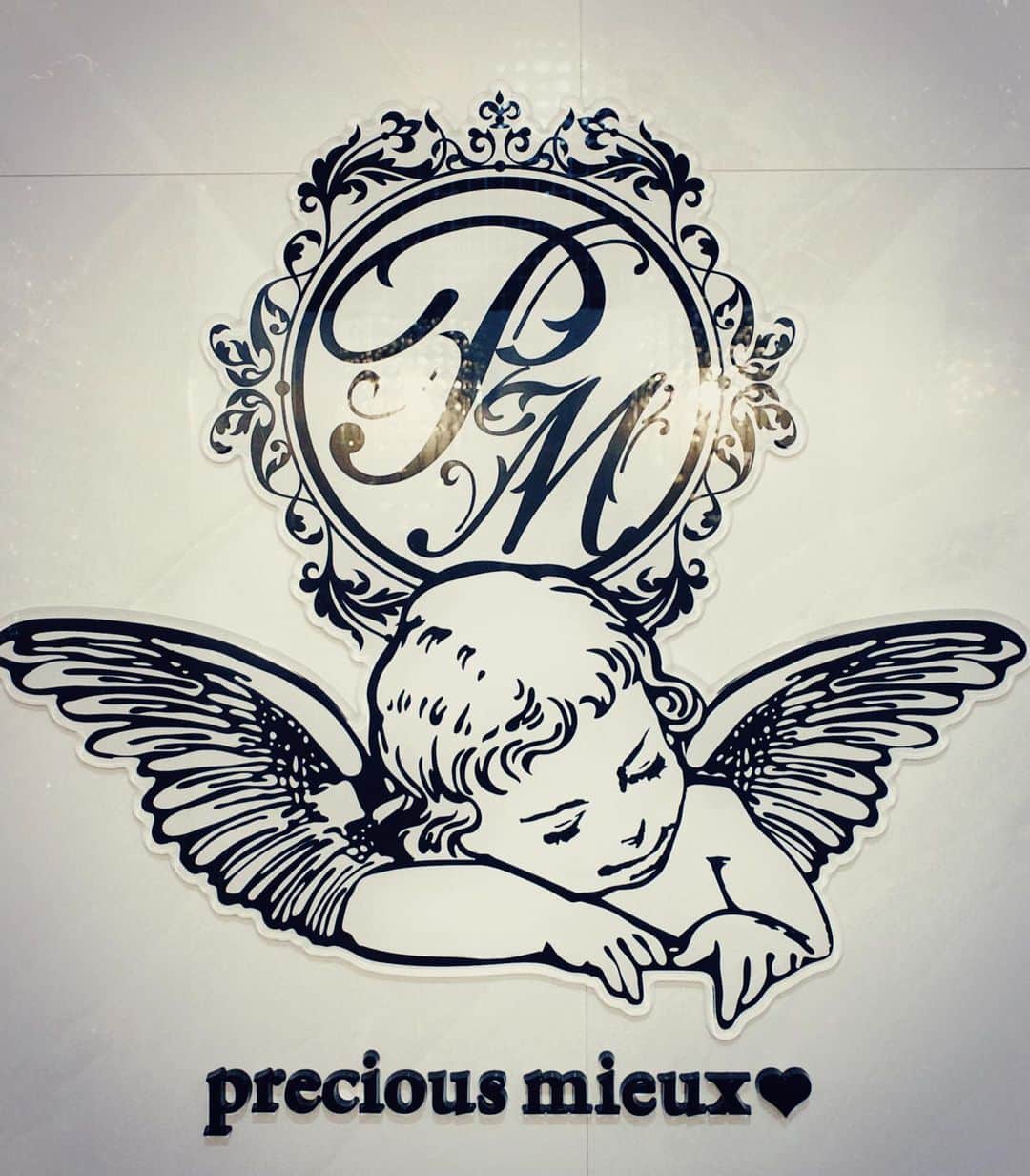 美沙玲奈のインスタグラム：「✦ 月一のハーブピーリング🌿 @precious_mieux 行ってきました！  今日は思い切ってアルブチンハーブ🌿 ダウンタイム付きのピーリング💪 オプションでハーブブースター！ 赤外線ゲルマヒーターでしっかり汗も出しました‼ 担当は、もも🍑さんです🐾  アルブチンハーブは2回目ですが、 1回目は、もう発狂して、ももさんの腕を掴んで もう無理〜！ってなっていたのに、今回は耐えれた👏 もも🍑さんのおかげです🤝💕✨ ピーリング中の動画も撮ってみたよ😆 こめかみが〜でも大丈夫！の繰り返し（笑）  これが終わると本当に肌の調子が上がる〜✨ #precious_mieux #ピーリングサロン #ピーリング #ハーブピーリング #毛穴ケア #毛穴の黒ずみ #いちご鼻 #角栓除去 #ニキビ #ニキビ跡 #ニキビケア #美肌ケア #美肌作り #エステ　#エステサロン #肌質改善 #細胞再生 #アンチエイジング #陶器肌　#美白ケア #美容 #美容液 #美容好き #スキンケア　#スキンケア用品 #オススメコスメ #ノーファンデ #美肌作り」