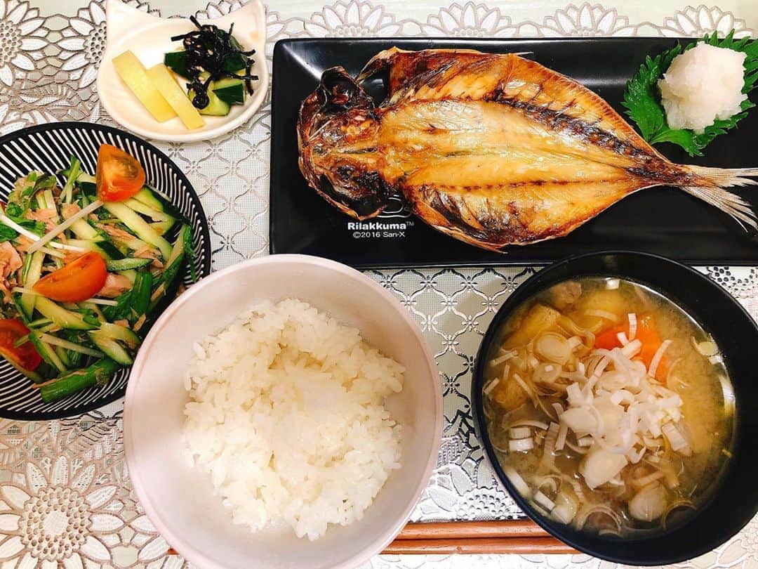 佐野千晃のインスタグラム：「ご飯作るの楽しい🍚﻿ ﻿ でも自分がどのぐらいお金かけてるか分からないから家計簿をつけようと思ってノート買ってきた📔﻿ ﻿ が、しかし、、、100均行ったら無駄遣いしました、、、、笑﻿ ﻿ #ちゃー飯 #チャークッキング #yummy #Delicious #good #love #handmade #made #in #moana #instagram #instagohan #instafood #定食 #主菜 #副菜 #汁物 #大事」