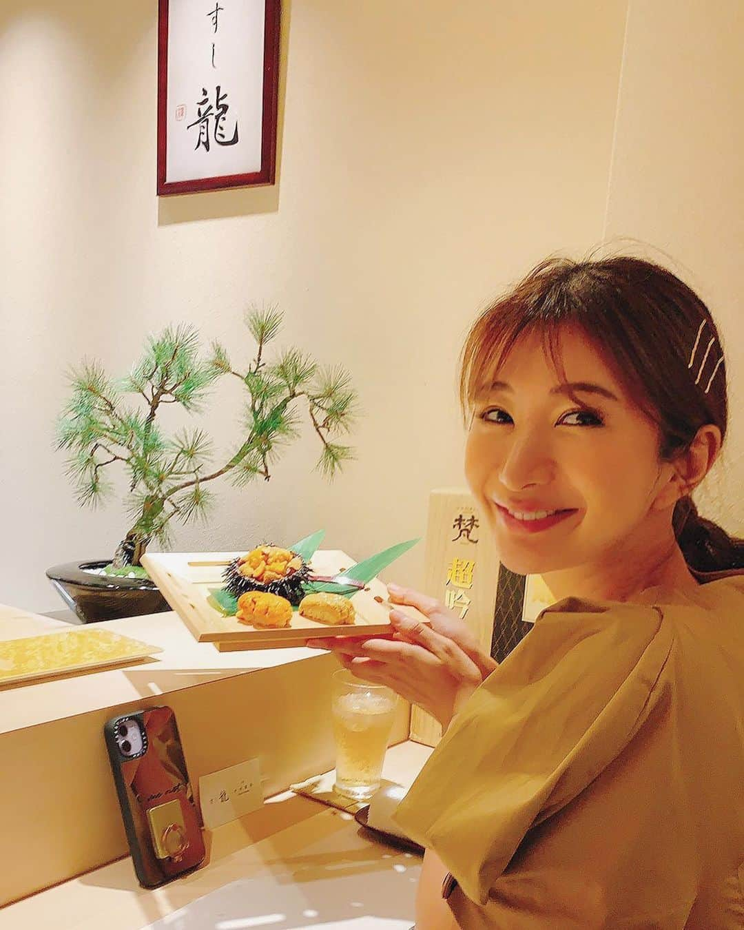 中村江莉香さんのインスタグラム写真 - (中村江莉香Instagram)「おしゅし会🥰🎂🎊 #外出自粛解除 後に直ぐ約束したピーちゃん😭🍒✨会いたかったぁ😭😭 お友達とお外で並んでご飯食べれるの嬉しいね、感動ね😂💕 @dj_peach_ がお誕生日お祝いしてくれたよう🍣 ありがとう😭✨💕💕 ・ #すし龍 の大将は何と❗️私と同い年‼︎ 88年生まれ🦸‍♂️‼︎応援せずにはいられないわ✨🍣そして楽しくて美味しくてファンになった💕💕💕 #ミニミニ寿司 #大爆笑 🤣🤣🤣 私の髪型とお揃い#編み込み寿司 #おさげヘア #おさげ寿司 😂 笑ったわ🤣🤝💕ごちそうさまでした♡ ・ スマホケースは @casetify_jp @casetify で#forget_m_n の文字を入れてもらったの🌸 夏らしく#ミラーケース だよ❤️ wearは#andyoudressingroom 👗 レンタルドレスのshopさんだから、一回しか着ないなぁ、とか、記念日などにもってこいね☺️🌸✨おすすめ @andyoudressingroom です🧏‍♀️✨ ・ #大好きな人 #女子会 #めっちゃ食べた #笑いすぎて #喋りすぎて #あっという間の #2時間 #コースメニューのみ #渋谷 #個室あり #88生まれ #若大将 #寿司職人 #美味しいお寿司 #ノンアルコール #ノンアルで酔っ払い #djpeach #可愛い人 #雲丹が食べられるようになりました #雲丹記念日」6月23日 20時18分 - erica_nakamura