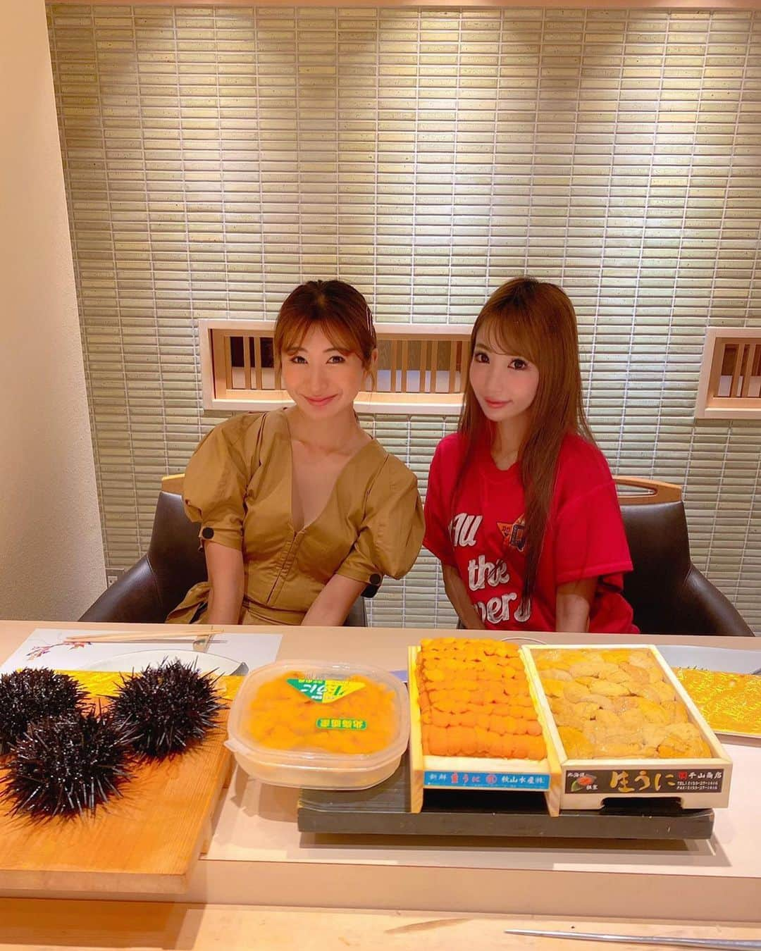 中村江莉香さんのインスタグラム写真 - (中村江莉香Instagram)「おしゅし会🥰🎂🎊 #外出自粛解除 後に直ぐ約束したピーちゃん😭🍒✨会いたかったぁ😭😭 お友達とお外で並んでご飯食べれるの嬉しいね、感動ね😂💕 @dj_peach_ がお誕生日お祝いしてくれたよう🍣 ありがとう😭✨💕💕 ・ #すし龍 の大将は何と❗️私と同い年‼︎ 88年生まれ🦸‍♂️‼︎応援せずにはいられないわ✨🍣そして楽しくて美味しくてファンになった💕💕💕 #ミニミニ寿司 #大爆笑 🤣🤣🤣 私の髪型とお揃い#編み込み寿司 #おさげヘア #おさげ寿司 😂 笑ったわ🤣🤝💕ごちそうさまでした♡ ・ スマホケースは @casetify_jp @casetify で#forget_m_n の文字を入れてもらったの🌸 夏らしく#ミラーケース だよ❤️ wearは#andyoudressingroom 👗 レンタルドレスのshopさんだから、一回しか着ないなぁ、とか、記念日などにもってこいね☺️🌸✨おすすめ @andyoudressingroom です🧏‍♀️✨ ・ #大好きな人 #女子会 #めっちゃ食べた #笑いすぎて #喋りすぎて #あっという間の #2時間 #コースメニューのみ #渋谷 #個室あり #88生まれ #若大将 #寿司職人 #美味しいお寿司 #ノンアルコール #ノンアルで酔っ払い #djpeach #可愛い人 #雲丹が食べられるようになりました #雲丹記念日」6月23日 20時18分 - erica_nakamura