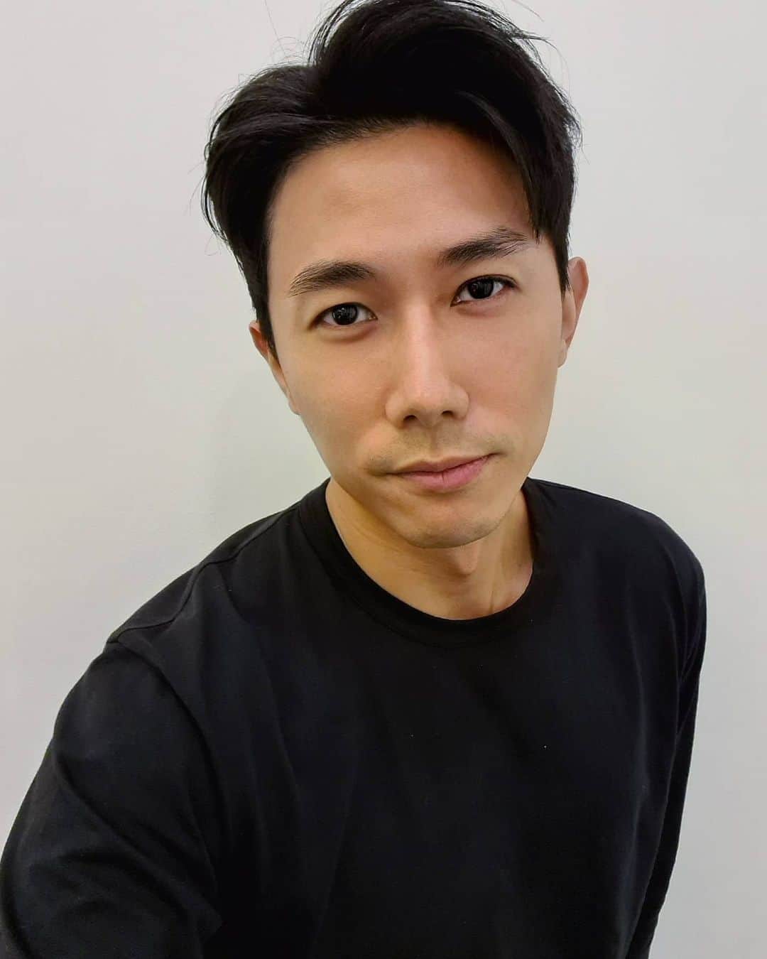 デスモンド・タンのインスタグラム：「刚生出来的我们最完整，然后我们开始活着开始破碎吗? 还是，一切从空白开始，随着生活中寻找理想的完美? 不知道为什么雨天会常常给我奇怪的启发或想法。☔ Route of life: Perfection to imperfection? Or imperfection to perfection? #rainydayrandomthoughts」