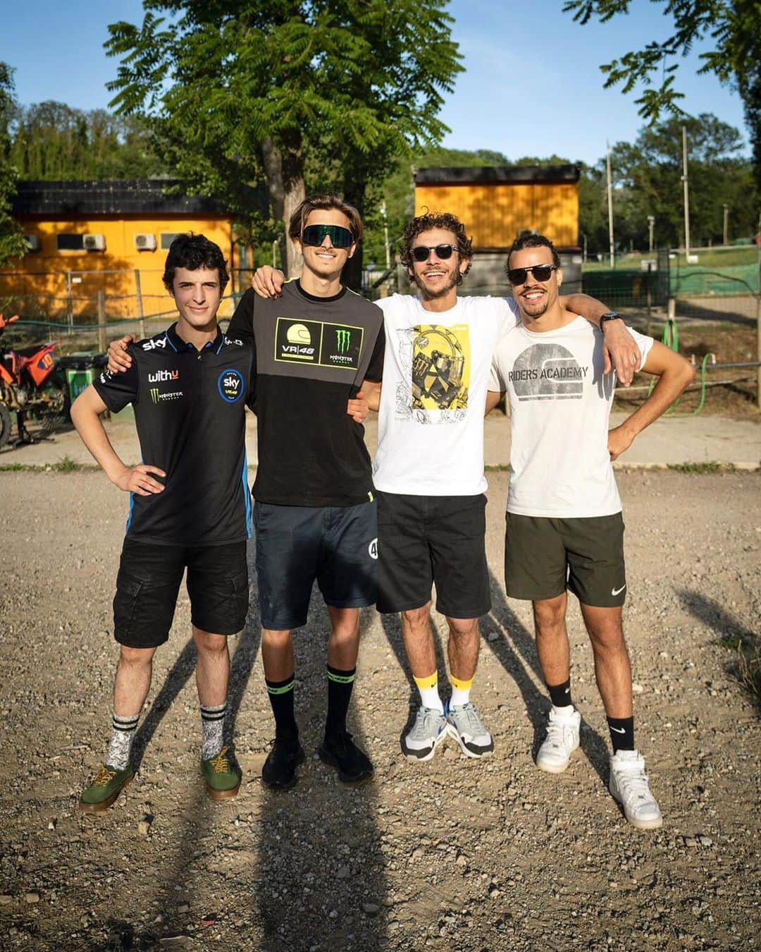 バレンティーノ・ロッシのインスタグラム：「Tipi da spiaggia☀️beach types  Pic2 “Tel canel tocca gi decis”cit. Mx training in Faenza with the @vr46ridersacademyofficial 📸 @camilss」