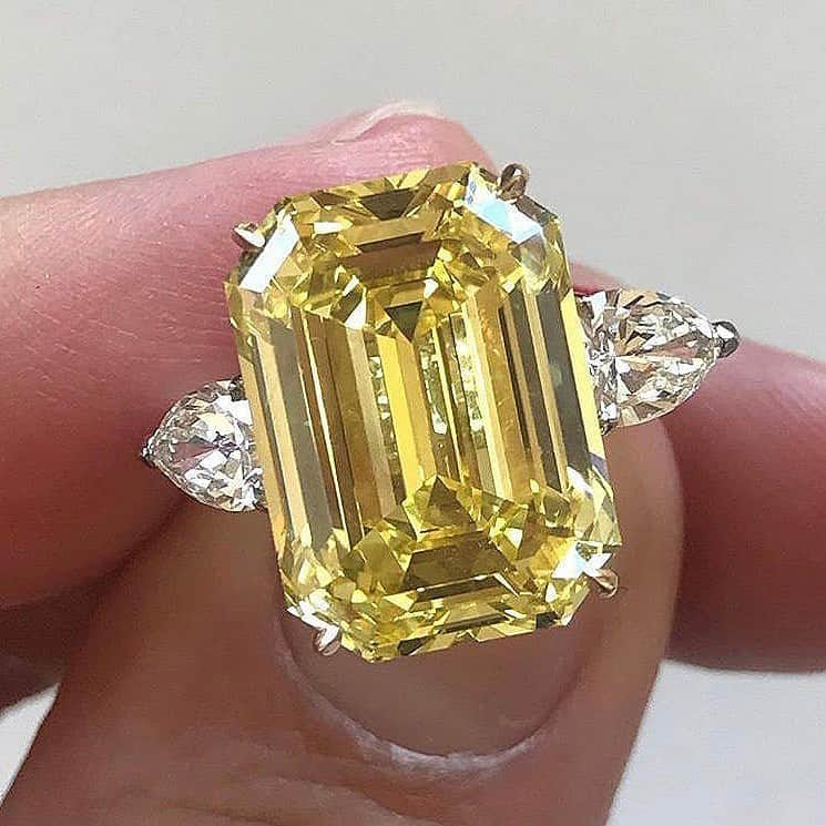 サザビーズさんのインスタグラム写真 - (サザビーズInstagram)「Sunshine at your fingertips! ‘Fancy Vivid Yellow’ is the most sought-after hue for yellow diamonds.  Their extraordinary natural colour is caused by the presence of nitrogen, an ‘impurity’ which is paradoxically highly prized.  This spectacular example weighs 16.43 carats and is among the highlights of today’s live auction of Magnificent Jewels and Noble Jewels in Geneva. See link in bio to find out more and explore further treasures from our Jewellery sales @sothebysjewels!  #sothebysjewels」6月23日 20時24分 - sothebys