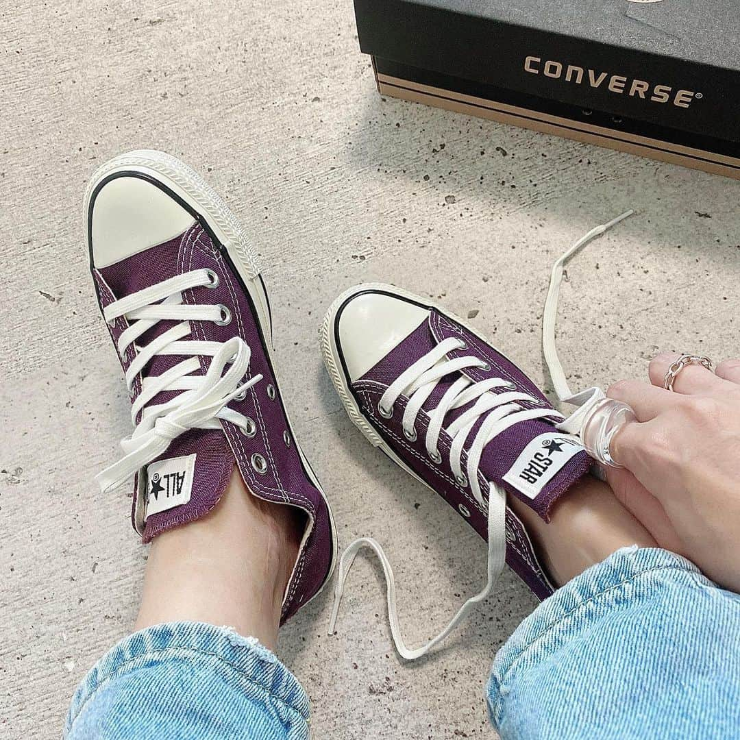 shieさんのインスタグラム写真 - (shieInstagram)「ㅤㅤㅤㅤㅤㅤㅤㅤㅤㅤㅤ しばらく買うか悩んだconverse。。。 ㅤㅤㅤㅤㅤㅤㅤㅤㅤㅤㅤ  買ってよかったぁん♡♡ ㅤㅤㅤㅤㅤㅤㅤㅤㅤㅤㅤ  秋冬も使えるカラー♡♡ ㅤㅤㅤㅤㅤㅤㅤㅤㅤㅤㅤ  差し色になるヴィオラパープル だって♬︎ 🍇🍇ㅤㅤㅤㅤㅤㅤㅤㅤㅤㅤㅤ ストーリーに購入先載せました♡♡ ㅤㅤㅤㅤㅤㅤㅤㅤㅤㅤㅤ  #converse #コンバース #コンバースコーデ  #紫#パープルカラー #足元コーデ #足元くら部 #ローカット#スニーカーコーデ #スニーカー好きな人と繋がりたい #スニーカー女子」6月23日 20時34分 - shiiii0125