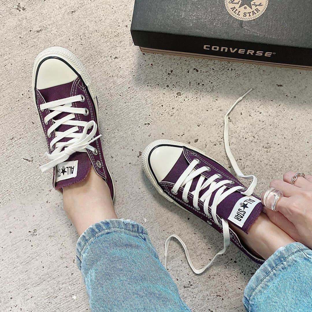 shieさんのインスタグラム写真 - (shieInstagram)「ㅤㅤㅤㅤㅤㅤㅤㅤㅤㅤㅤ しばらく買うか悩んだconverse。。。 ㅤㅤㅤㅤㅤㅤㅤㅤㅤㅤㅤ  買ってよかったぁん♡♡ ㅤㅤㅤㅤㅤㅤㅤㅤㅤㅤㅤ  秋冬も使えるカラー♡♡ ㅤㅤㅤㅤㅤㅤㅤㅤㅤㅤㅤ  差し色になるヴィオラパープル だって♬︎ 🍇🍇ㅤㅤㅤㅤㅤㅤㅤㅤㅤㅤㅤ ストーリーに購入先載せました♡♡ ㅤㅤㅤㅤㅤㅤㅤㅤㅤㅤㅤ  #converse #コンバース #コンバースコーデ  #紫#パープルカラー #足元コーデ #足元くら部 #ローカット#スニーカーコーデ #スニーカー好きな人と繋がりたい #スニーカー女子」6月23日 20時34分 - shiiii0125