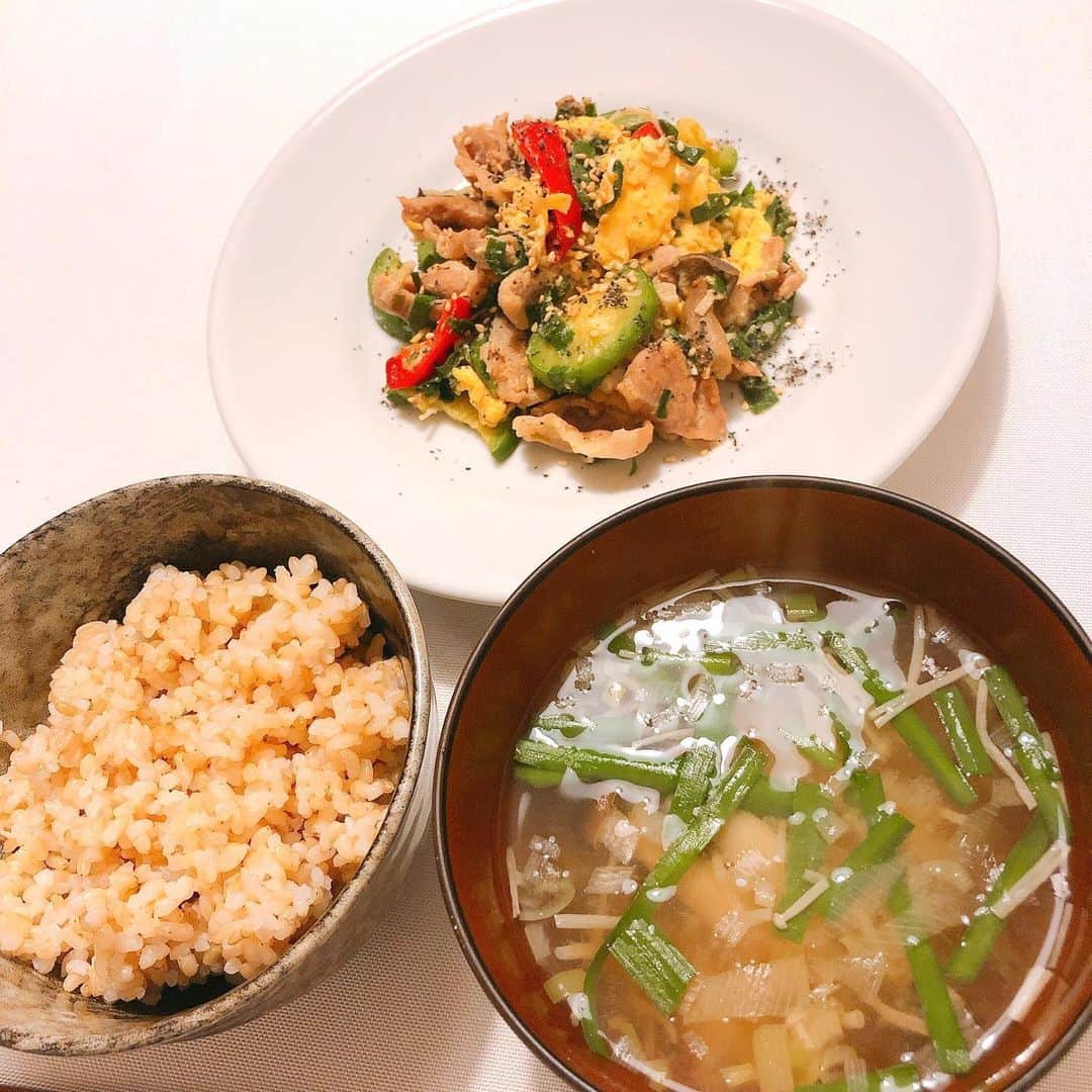 松本翔さんのインスタグラム写真 - (松本翔Instagram)「#松本食堂﻿ ﻿ ﻿ ✔️ 豚肉と韓国カボチャのふんわりニラ玉 ﻿ ・・・———・・・ ———・・・———﻿ ﻿ 難しく考えずに、色を意識して料理🎨﻿ 料理は作りながら楽しんでやるもの😉﻿ 料理は無理する必要ない。﻿ ﻿ 困ったら色を思い浮かべると分かりやすいです🙋🏼‍♂️﻿ ってくらいの緩いご飯を意識してます。﻿ ﻿ でも、油はココナッツオイル、卵は黄身より白身を多め、﻿ って感じで、アスリート向けに少しだけ質を変えてます✨﻿ ﻿ ﻿ 🟩緑　⇨  ニラ、韓国カボチャ﻿ 🟨黄　⇨  卵、生姜﻿ 🟥赤　⇨  豚肉、パプリカ﻿ ⬜️白　⇨  白いりごま、玄米﻿ ⬛️黒　⇨  黒すりごま、しめじ、えのき﻿ ﻿ ﻿ 塩胡椒で炒めて、最後に醤油を鍋肌で少し泡立たせて、﻿ 全体を少量の醤油で、さっと和えるだけの簡単な炒め物。﻿ 仕上げに、ごま振って五色完成‼️﻿ ﻿ 豚肉は隅田精肉店さんの切り落としだったかな🥩﻿ ニラと韓国カボチャもその際にいただきました🥒﻿ @sumida_kochi﻿ ﻿ #ニラ玉 #豚ニラ #豚肉料理 #細切れ #炒め物 #簡単レシピ #ご飯が進む #おうちごはん #夜ごはん #男子ごはん #自炊男子 #アスリート飯 #アスリートフード #アスリートフードマイスター #高知 #隅田精肉店 #家族」6月23日 20時27分 - matsumotosho444