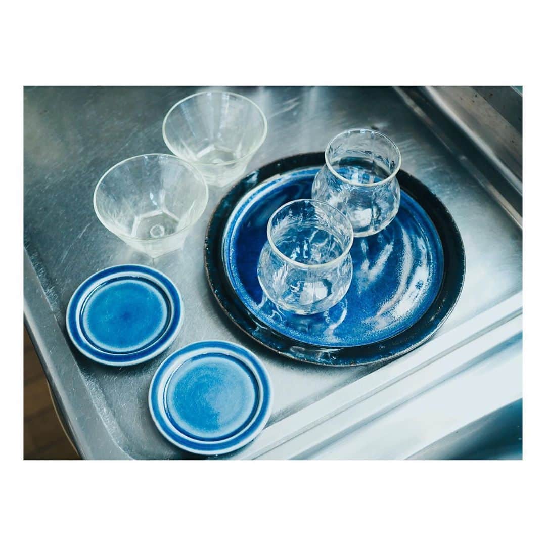 高山都さんのインスタグラム写真 - (高山都Instagram)「うちへようこそ。 @sml_nakameguro で購入したうつわたち。 日々の楽しみでもあり、ワタシの心強い仕事道具でもある。 青の大皿は #原洋一 さん 豆皿は #出西窯 ガラスのうつわは #石川硝子工藝舎  グラスは #安土草多 さん 夏でも冬でもきっと大活躍。 お料理や使うシーンをイメージできたら購入することを決めています。 あと、対で買うのも、一人暮らしだけど夢があって良いなと思っている。 グラス、やっぱりあと2つ買えばよかったなー。。」6月23日 20時27分 - miyare38