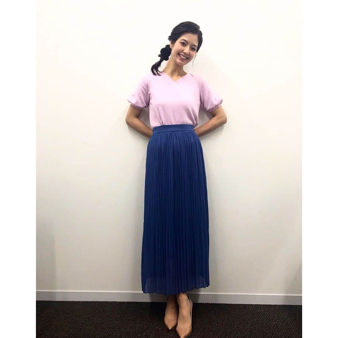 桝田沙也香さんのインスタグラム写真 - (桝田沙也香Instagram)「* 今日のJチャンネル衣装👗 上☞TO BE CHIC 下☞ROPE * ピンク×ネイビーは甘くなりすぎず可愛いですよね♡ トップスは、 袖の部分がさりげなくデザインが効いてて可愛い。 後ろまで楽しめるデザイン🎀 （3枚目を見てください✔️） スカートはヒラヒラと揺れる素材💃 トップスをインしても腰が張ったように見えず、 綺麗なラインを引き出してくれます😌 * 髪型はサイドにゆるく☺︎ メイクさんの凄技です💄 昨日とはまたガラリと雰囲気が違う衣装でした♬ * 明日もよろしくお願いします🎤 * #スーパーJチャンネル #衣装 #テレビ朝日アナウンサー #桝田沙也香」6月23日 20時28分 - sayaka0masuda