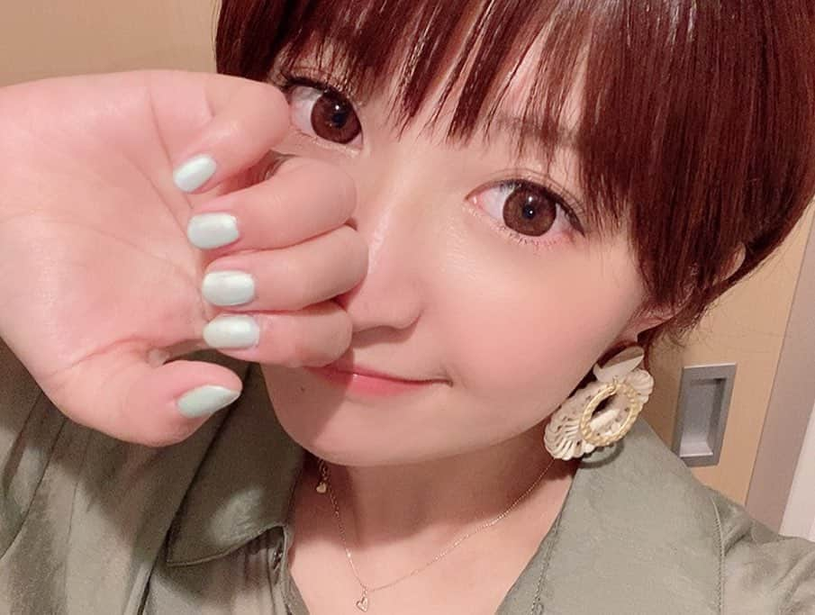 矢口真里さんのインスタグラム写真 - (矢口真里Instagram)「今日のザナイト生放送はないので、先週の写真載せまーす😁✨ 先週の『矢口真里の火曜TheNIGHT』には、双子のアイドル くにくにちゃんが来てくれましたよー😍✨ とーっても明るくてまっすぐで本当に可愛かったです♡  TikTokのフォロワーが30万人くらいいるティーンの人気者😁✨ 一緒にTikTokしたら楽しかったです😂✨ ありがとー😁✨ ・ ２枚目は今のセルフネイルです💅✨ 下手くそなのは気にしないでくださいな😂 そろそろネイルサロン行きます😊✨ ・ ・ #ABEMA #矢口真里の火曜TheNIGHT #くにくに」6月23日 20時31分 - mariyaguchi_official