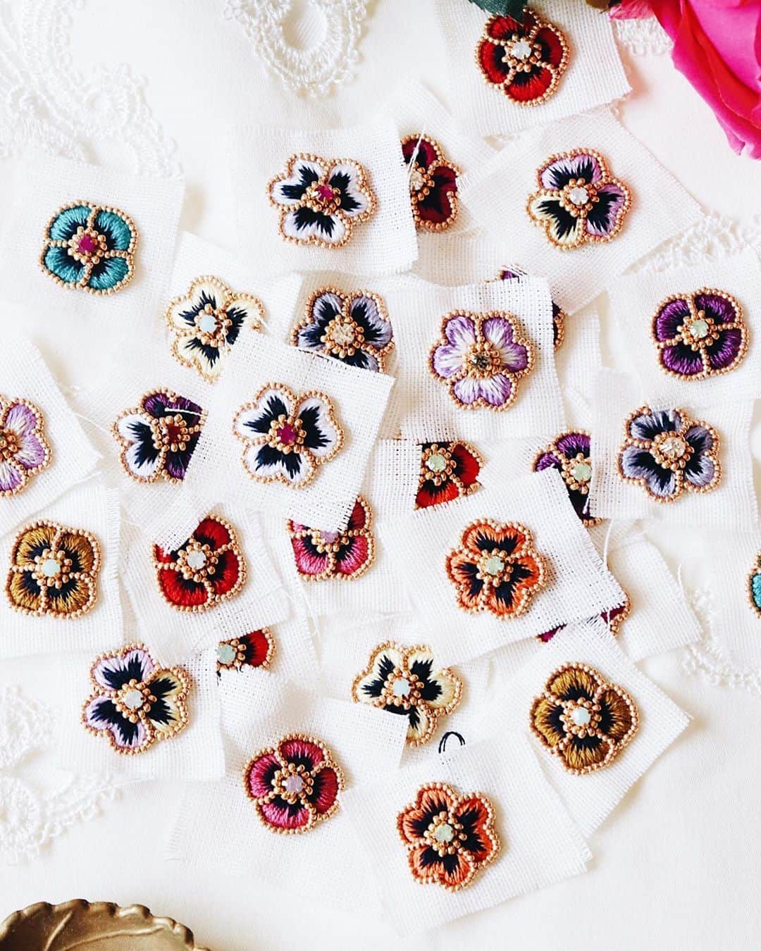 handmade shopのインスタグラム：「こんにちはeriです😊﻿ ﻿ 7月のonline shopオープンに向けて﻿ 半年ぶりにパンジーとフラワーの﻿ ピアスを作っています💓﻿ ﻿ 写真はまだ制作途中﻿ 出来上がりまで﻿ 楽しみにしていてください🏄‍♀️🌟﻿ ﻿ online shopは7月の1週目に﻿ オープン予定です👼✨」