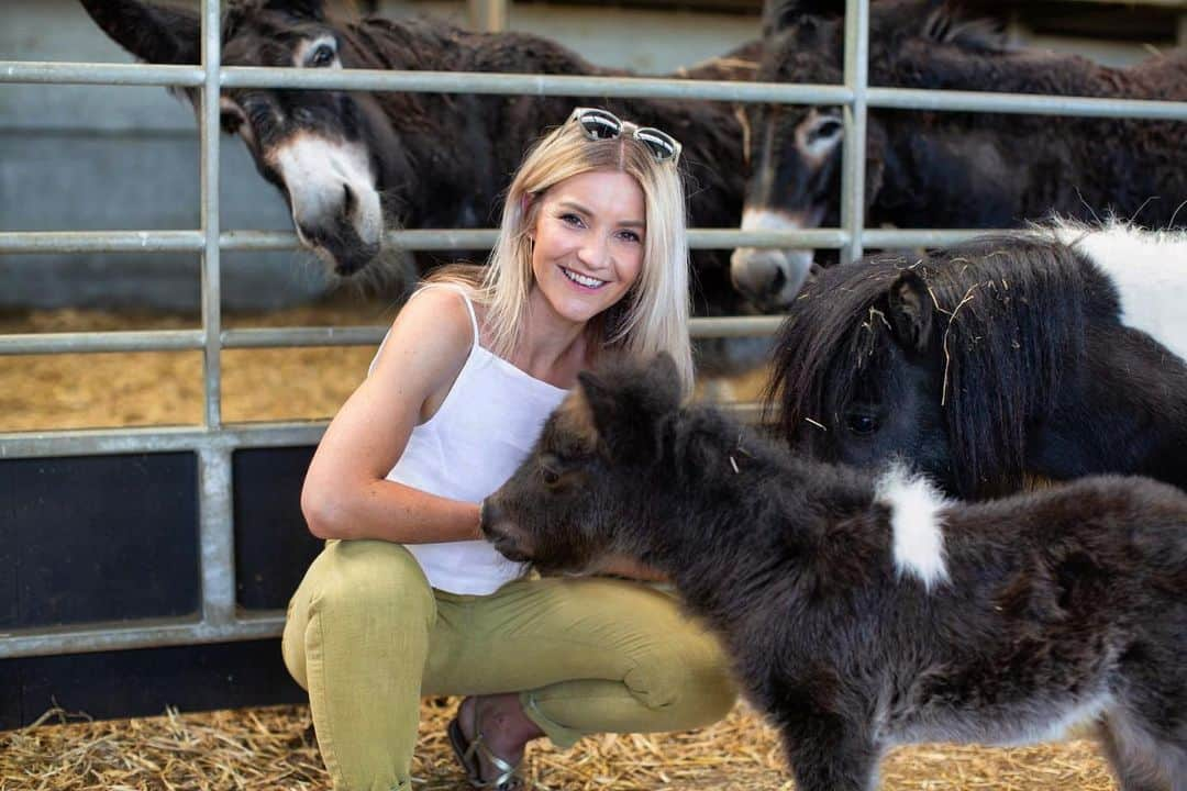 ヘレン・スケルトンさんのインスタグラム写真 - (ヘレン・スケルトンInstagram)「This week on the farm continues this eve at 8pm @onthefarmc5 #farmlife #rural #rurallife #animal #yorkshire」6月23日 20時40分 - helenskelton