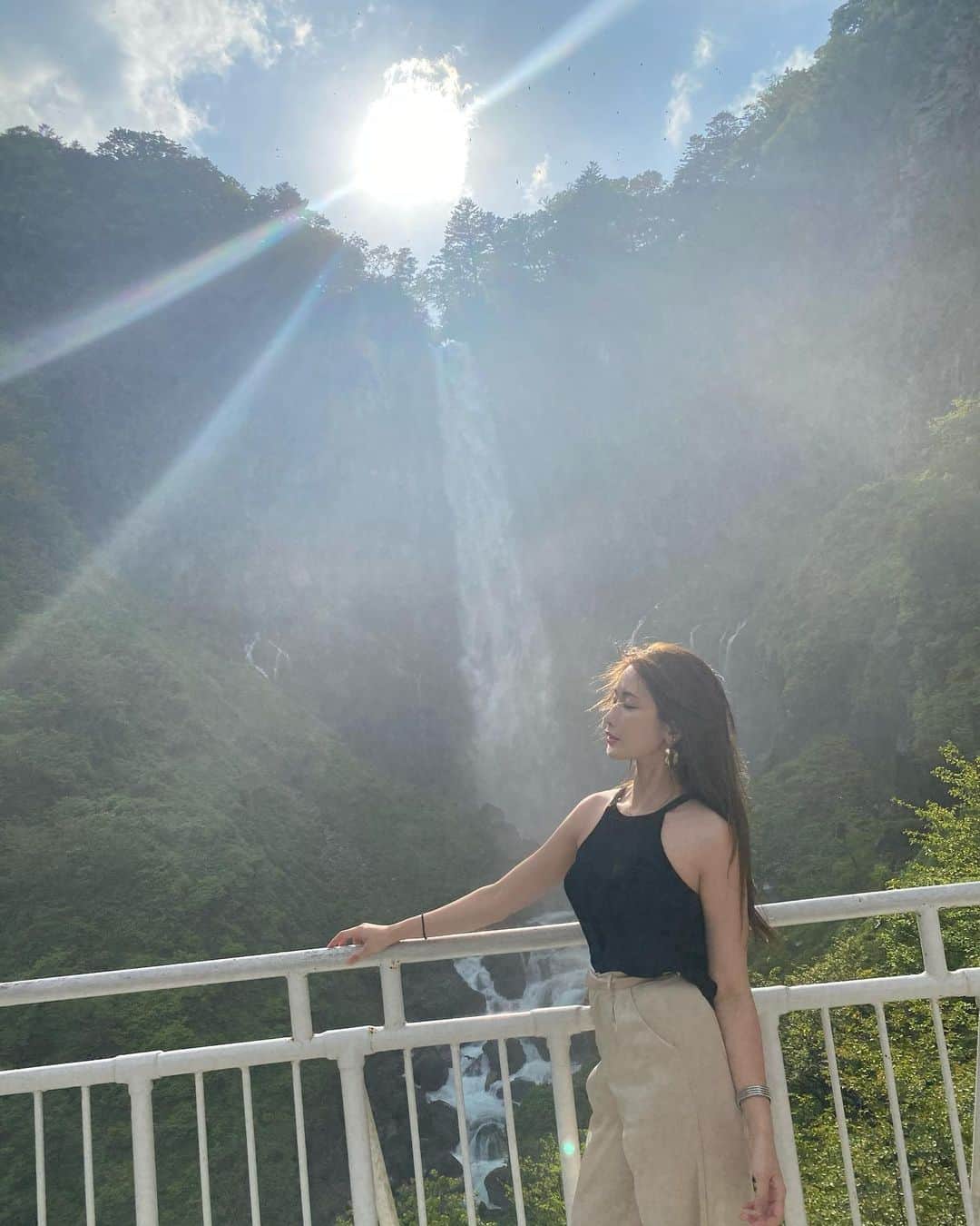 CHIHAさんのインスタグラム写真 - (CHIHAInstagram)「マイナスイオン🤍 #華厳の滝　#kegonwaterfall」6月23日 20時41分 - chiha6170