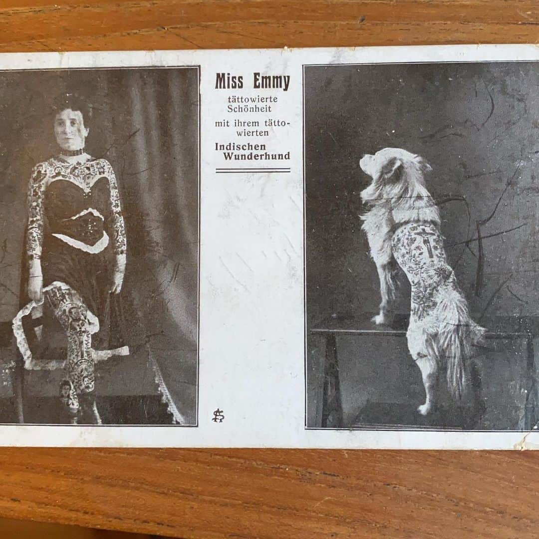 アムステルダム・タトゥー・ミュージアムのインスタグラム：「Miss emmy and here tattooed indiaan wonderdog」