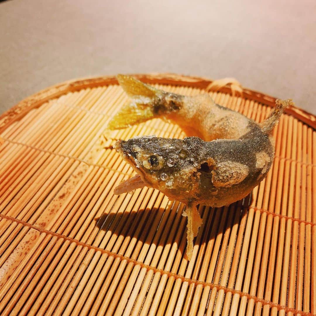 大月さゆのインスタグラム：「「あっ🐟！」って言ってるところを遠慮なくいただきました。﻿ ﻿ ﻿ #久しぶりの外での夜ごはん #ゆっくり味わう時間が﻿ #なんだか新鮮でありがたいと思いました」