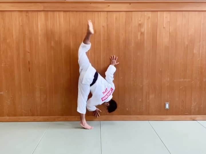 丸山城志郎のインスタグラム：「#standupjudo 🥋  内股の1人打ち込みをアップします。 技に入るスピード、瞬発力を意識して一本一本丁寧に、正確に、力強く入るように心がけています。  #内股 #1人打ち込み #uchimata #柔道 #judo」