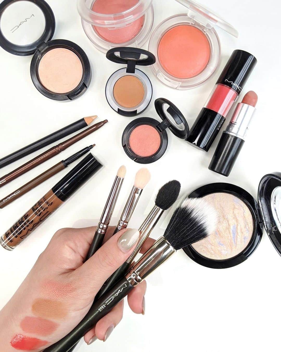 M∙A∙C Cosmetics Japanのインスタグラム：「本日の『オフィスでも使える人と差がつくトレンドメイク』の#MACインスタライブ で使用した製品はこちらです👇 with 千葉由佳さん @chibayuka MIZUKI OGAWA, M·A·C EVENT ARTIST @mac_isetan.shinjuku ㅤ 【使用製品】 〈アイメイク〉 ☑クリーム カラー ベース ハッシュ →下地 ☑スモール アイシャドウ パラディスコ →アイシャドウ ☑# 217S ブレンディング ブラシ →ブラシ ☑パウダー キス アイシャドウ　ワット クラウト！ →アイシャドウ ☑# 219S ペンシル ブラシ →ブラシ ☑テクナコール ブロック →ブラウンアイライナー ☑スタジオ クロマグラフィック ペンシル NC15/NW20 →ペンシルコンシーラー ㅤ 〈アイブロウ〉 ☑アイブロウ ビッグ ブースト ファイバー ジェル →眉マスカラ ☑パウダー キス アイシャドウ　ワット クラウト！ →眉パウダー ☑# 219S ペンシル ブラシ →ブラシ ㅤ 〈リップ〉 ☑M∙A∙C プレップ プライム リップ →リップ下地 ☑リップスティック カインダ セクシー ☑バーシーカラー バーニッシュ クリーム リップ ステイン ピーチ アフラッシュ →リップ ㅤ 〈チーク・ハイライト〉 ☑グロー プレイ ブラッシュ  ザッツ ピーチィ ☑グロー プレイ ブラッシュ  グランド ※ライブ使用色 →チーク ☑# 139S デュオ ファイバー テーパード フェイス ブラシ →チークブラシ ☑M∙A∙C ミネラライズ スキンフィニッシュ ライトスカペード →ハイライト ☑# 240S ラージ テーパード ブレンディング ブラシ →ハイライトブラシ ㅤ ㅤ ご視聴いただいた皆さま、有難うございました✨ まだの方はIGTVからぜひご覧くださいませ。 ㅤ ㅤ #MACCosmeticsJapan #MACコスメ #マックコスメ #MACCosmetics #コスメ #メイク #OLメイク #トレンドメイク #コーラルメイク #コーラルリップ # #オフィスメイク #インスタライブ #instagramlive #千葉由佳 さん #ちばゆか さん」