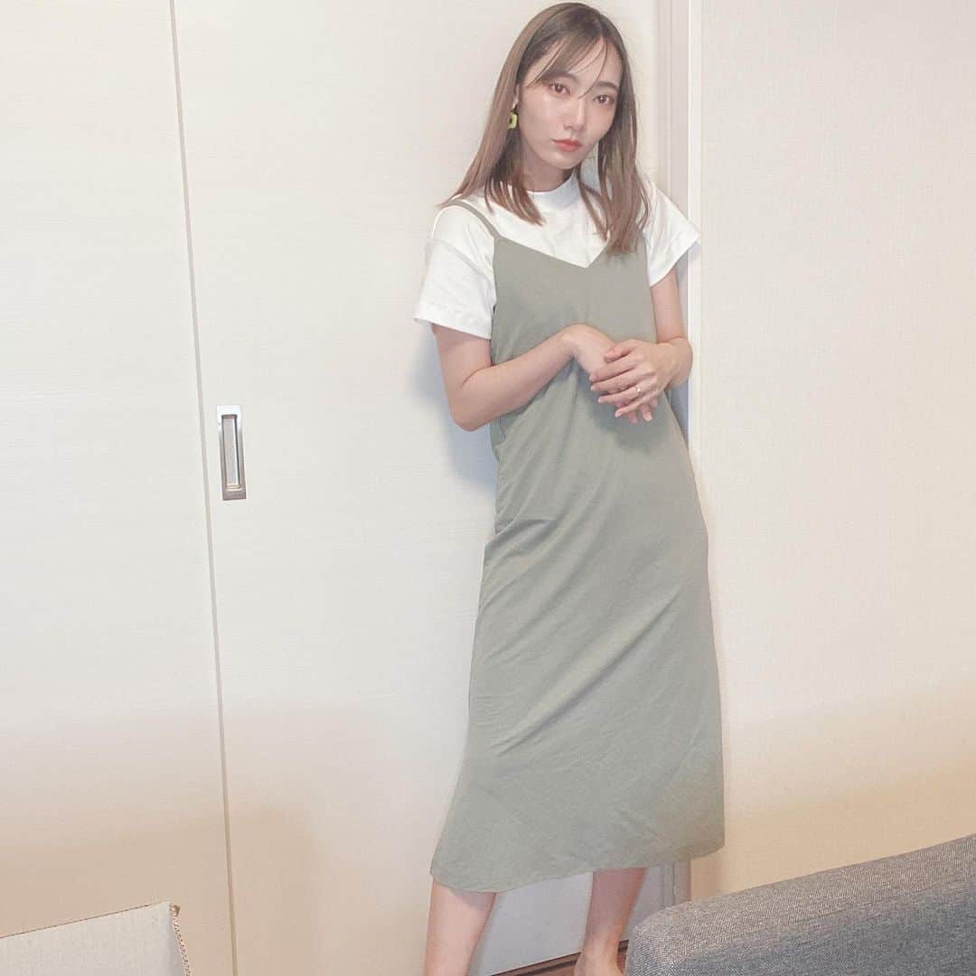 ゆりのインスタグラム：「夏っぽくて楽ちんでかわいいワンピース☺️今年はピスタチオカラーが流行ってるらしいね 最近暑すぎてもう半袖じゃないと無理wwwwクーラー止めたのいつだっけ...って感じなので皆さん逆に風邪を引かないよう気をつけてください😭  #gu_for_all  #GUstyle #gupr #ワンピース #キャミソールワンピース」