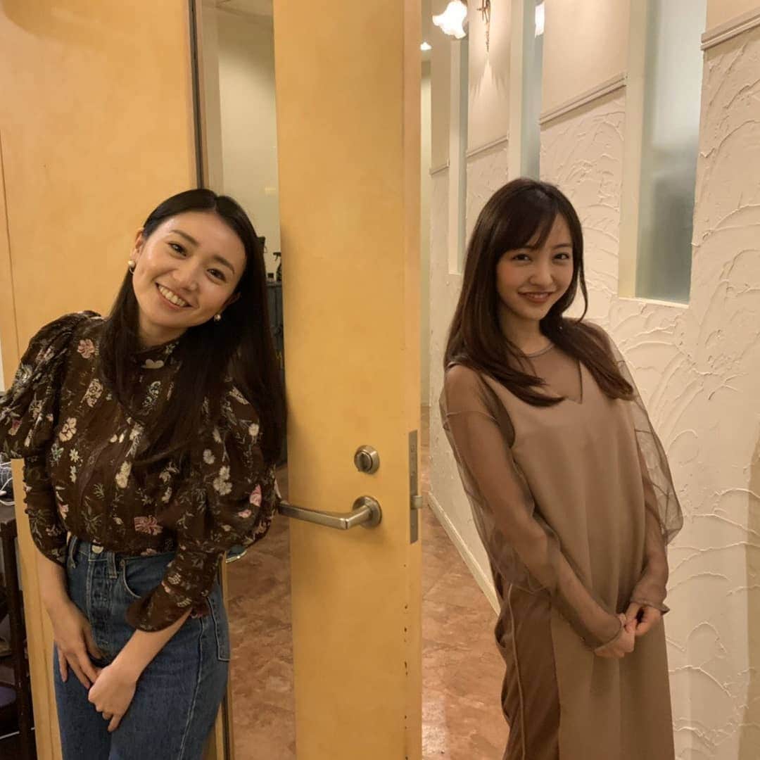 板野友美 ファンアカウントのインスタグラム：「Tomo: I met you Yoko  Yoko: eh, just remember to keep  your distance okay😂  Tomo: he we are now separated from this wall🤭  Yoko: ah, we are just like Team K🤭」