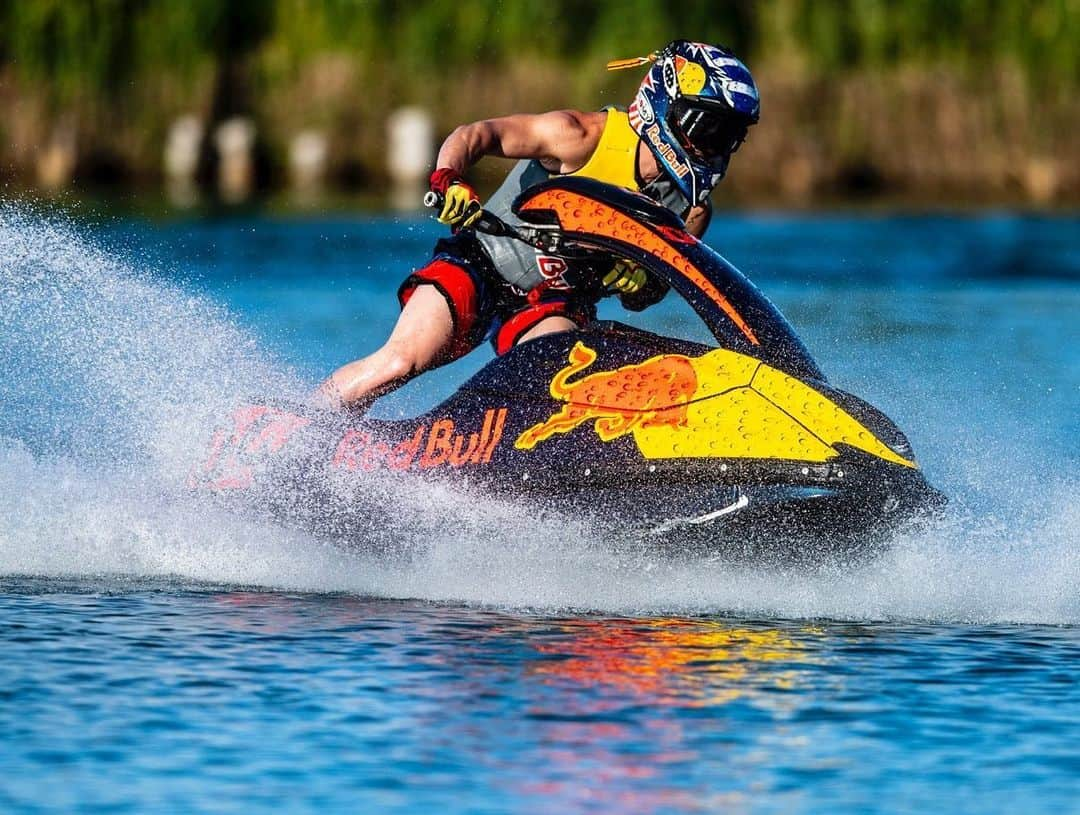 アンドレア・ドヴィツィオーゾさんのインスタグラム写真 - (アンドレア・ドヴィツィオーゾInstagram)「Summer’s here! First jet ski training of the season!  #🌊 #☀️ Il caldo é arrivato! Primo allenamento con la moto d’acqua della stagione! ☀️🌊 #AD04 #Dovi04 #Undaunted #ForzaDucati #Rebull #Alpinestars #SuomyHelmets #Mondottica #OldWildWest #Biotekna #LentidavistaGalileo #jetski #training 📷@calloalbanese」6月23日 20時54分 - andreadovizioso