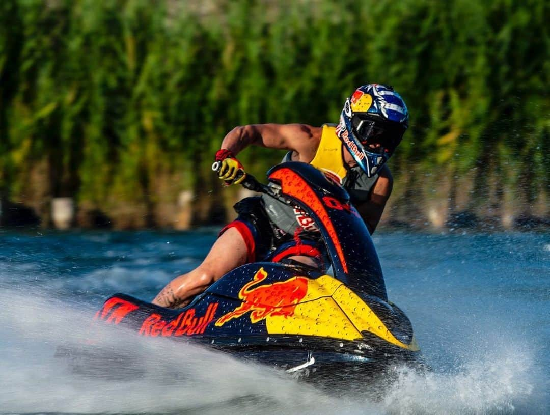 アンドレア・ドヴィツィオーゾさんのインスタグラム写真 - (アンドレア・ドヴィツィオーゾInstagram)「Summer’s here! First jet ski training of the season!  #🌊 #☀️ Il caldo é arrivato! Primo allenamento con la moto d’acqua della stagione! ☀️🌊 #AD04 #Dovi04 #Undaunted #ForzaDucati #Rebull #Alpinestars #SuomyHelmets #Mondottica #OldWildWest #Biotekna #LentidavistaGalileo #jetski #training 📷@calloalbanese」6月23日 20時54分 - andreadovizioso