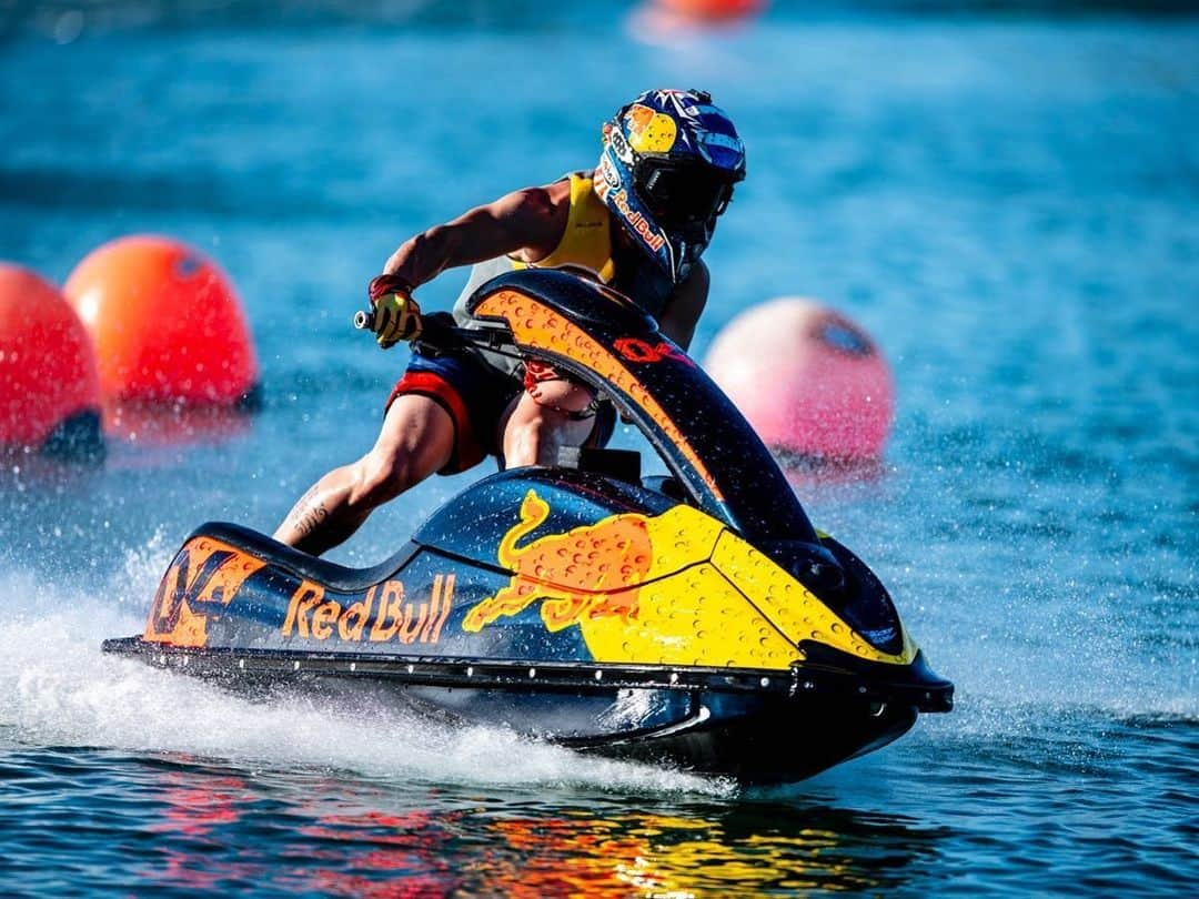 アンドレア・ドヴィツィオーゾさんのインスタグラム写真 - (アンドレア・ドヴィツィオーゾInstagram)「Summer’s here! First jet ski training of the season!  #🌊 #☀️ Il caldo é arrivato! Primo allenamento con la moto d’acqua della stagione! ☀️🌊 #AD04 #Dovi04 #Undaunted #ForzaDucati #Rebull #Alpinestars #SuomyHelmets #Mondottica #OldWildWest #Biotekna #LentidavistaGalileo #jetski #training 📷@calloalbanese」6月23日 20時54分 - andreadovizioso