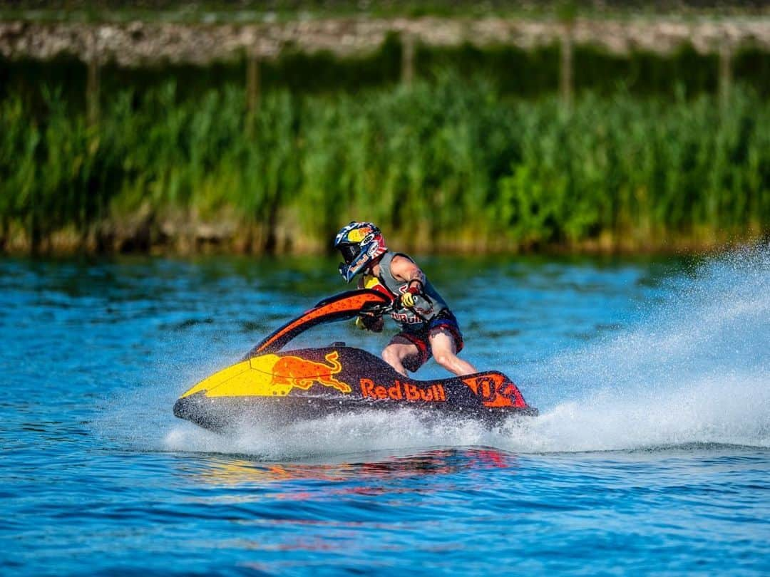 アンドレア・ドヴィツィオーゾさんのインスタグラム写真 - (アンドレア・ドヴィツィオーゾInstagram)「Summer’s here! First jet ski training of the season!  #🌊 #☀️ Il caldo é arrivato! Primo allenamento con la moto d’acqua della stagione! ☀️🌊 #AD04 #Dovi04 #Undaunted #ForzaDucati #Rebull #Alpinestars #SuomyHelmets #Mondottica #OldWildWest #Biotekna #LentidavistaGalileo #jetski #training 📷@calloalbanese」6月23日 20時54分 - andreadovizioso