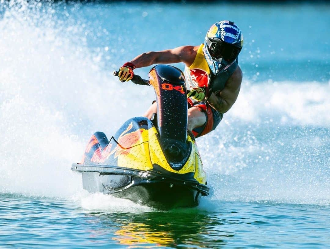 アンドレア・ドヴィツィオーゾさんのインスタグラム写真 - (アンドレア・ドヴィツィオーゾInstagram)「Summer’s here! First jet ski training of the season!  #🌊 #☀️ Il caldo é arrivato! Primo allenamento con la moto d’acqua della stagione! ☀️🌊 #AD04 #Dovi04 #Undaunted #ForzaDucati #Rebull #Alpinestars #SuomyHelmets #Mondottica #OldWildWest #Biotekna #LentidavistaGalileo #jetski #training 📷@calloalbanese」6月23日 20時54分 - andreadovizioso