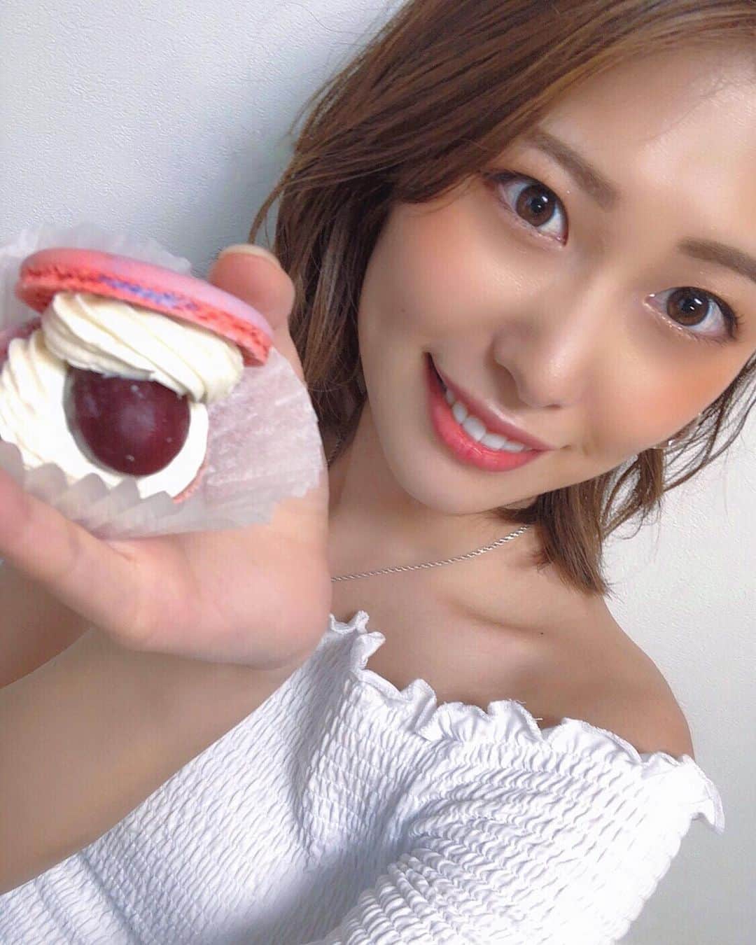 澤井玲未のインスタグラム：「新大久保でマカロン💓可愛くて美味しい🇰🇷 見せ方下手すぎた😶　 #新大久保#新大久保グルメ#マカロン#マカプレッソ」
