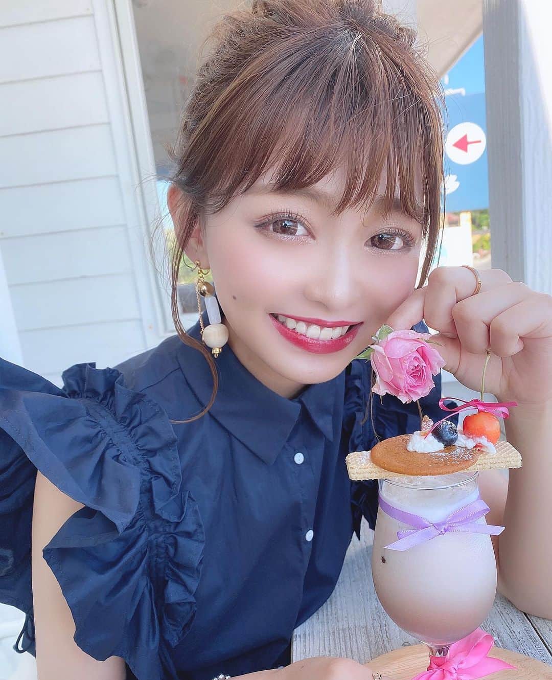 りなてぃさんのインスタグラム写真 - (りなてぃInstagram)「﻿ ﻿ ﻿ やっぱりアレンジがすき〜🥺💓﻿ 海見ながら一息...🍹﻿ ﻿ 出てきた瞬間、かわい。てなった🍹💓﻿ ﻿ ﻿ ﻿ 海を見ると自然とパワー湧いてくる。🌊﻿ 早く海外行きたいな😌﻿ ﻿ どこ行ってもうるさいわたしだけど🗣﻿ 海見てるときは、結構ボーッとしてる。🙄💓﻿ ﻿ ﻿ グアムでバスに乗ってたら、めっちゃ綺麗！！！！って﻿ バス降りてまで見たサンセットが﻿ 忘れられない💭もう1回みたいなん🥺💓﻿ ﻿ みんなは忘れられない景色ってありますか？😌﻿ よかったら、教えてくださいっ！！！﻿ ﻿ ﻿ #カラコン #アイメイク #ラッシュリフト ﻿ #シークレットカラー #secretcolor﻿ #シルバーリング #シルバーアクセサリー﻿ #デカ目メイク #コスメ #コスメ好き  #自まつ毛メイク ﻿ #りなてぃー #おだんごヘアー #ヘアアレンジ ﻿ ﻿ ﻿」6月23日 20時59分 - rinatea_25