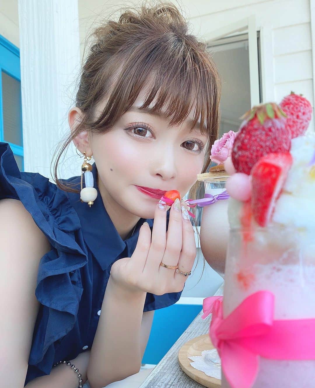 りなてぃさんのインスタグラム写真 - (りなてぃInstagram)「﻿ ﻿ ﻿ やっぱりアレンジがすき〜🥺💓﻿ 海見ながら一息...🍹﻿ ﻿ 出てきた瞬間、かわい。てなった🍹💓﻿ ﻿ ﻿ ﻿ 海を見ると自然とパワー湧いてくる。🌊﻿ 早く海外行きたいな😌﻿ ﻿ どこ行ってもうるさいわたしだけど🗣﻿ 海見てるときは、結構ボーッとしてる。🙄💓﻿ ﻿ ﻿ グアムでバスに乗ってたら、めっちゃ綺麗！！！！って﻿ バス降りてまで見たサンセットが﻿ 忘れられない💭もう1回みたいなん🥺💓﻿ ﻿ みんなは忘れられない景色ってありますか？😌﻿ よかったら、教えてくださいっ！！！﻿ ﻿ ﻿ #カラコン #アイメイク #ラッシュリフト ﻿ #シークレットカラー #secretcolor﻿ #シルバーリング #シルバーアクセサリー﻿ #デカ目メイク #コスメ #コスメ好き  #自まつ毛メイク ﻿ #りなてぃー #おだんごヘアー #ヘアアレンジ ﻿ ﻿ ﻿」6月23日 20時59分 - rinatea_25