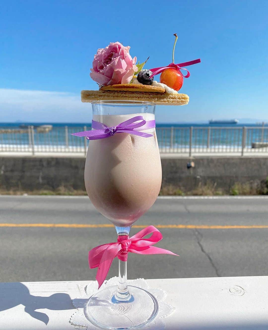 りなてぃさんのインスタグラム写真 - (りなてぃInstagram)「﻿ ﻿ ﻿ やっぱりアレンジがすき〜🥺💓﻿ 海見ながら一息...🍹﻿ ﻿ 出てきた瞬間、かわい。てなった🍹💓﻿ ﻿ ﻿ ﻿ 海を見ると自然とパワー湧いてくる。🌊﻿ 早く海外行きたいな😌﻿ ﻿ どこ行ってもうるさいわたしだけど🗣﻿ 海見てるときは、結構ボーッとしてる。🙄💓﻿ ﻿ ﻿ グアムでバスに乗ってたら、めっちゃ綺麗！！！！って﻿ バス降りてまで見たサンセットが﻿ 忘れられない💭もう1回みたいなん🥺💓﻿ ﻿ みんなは忘れられない景色ってありますか？😌﻿ よかったら、教えてくださいっ！！！﻿ ﻿ ﻿ #カラコン #アイメイク #ラッシュリフト ﻿ #シークレットカラー #secretcolor﻿ #シルバーリング #シルバーアクセサリー﻿ #デカ目メイク #コスメ #コスメ好き  #自まつ毛メイク ﻿ #りなてぃー #おだんごヘアー #ヘアアレンジ ﻿ ﻿ ﻿」6月23日 20時59分 - rinatea_25