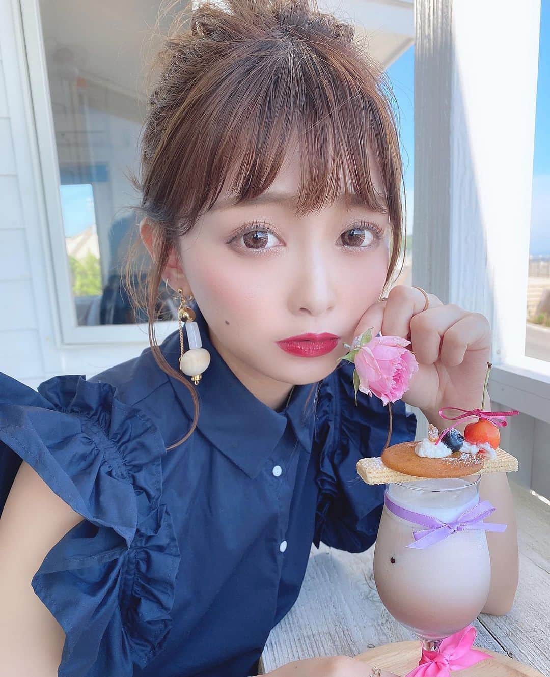 りなてぃさんのインスタグラム写真 - (りなてぃInstagram)「﻿ ﻿ ﻿ やっぱりアレンジがすき〜🥺💓﻿ 海見ながら一息...🍹﻿ ﻿ 出てきた瞬間、かわい。てなった🍹💓﻿ ﻿ ﻿ ﻿ 海を見ると自然とパワー湧いてくる。🌊﻿ 早く海外行きたいな😌﻿ ﻿ どこ行ってもうるさいわたしだけど🗣﻿ 海見てるときは、結構ボーッとしてる。🙄💓﻿ ﻿ ﻿ グアムでバスに乗ってたら、めっちゃ綺麗！！！！って﻿ バス降りてまで見たサンセットが﻿ 忘れられない💭もう1回みたいなん🥺💓﻿ ﻿ みんなは忘れられない景色ってありますか？😌﻿ よかったら、教えてくださいっ！！！﻿ ﻿ ﻿ #カラコン #アイメイク #ラッシュリフト ﻿ #シークレットカラー #secretcolor﻿ #シルバーリング #シルバーアクセサリー﻿ #デカ目メイク #コスメ #コスメ好き  #自まつ毛メイク ﻿ #りなてぃー #おだんごヘアー #ヘアアレンジ ﻿ ﻿ ﻿」6月23日 20時59分 - rinatea_25