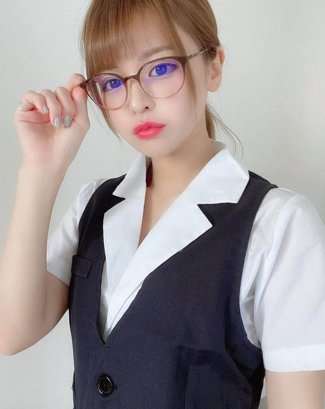 ななぴさんのインスタグラム写真 - (ななぴInstagram)「👓💘﻿ ﻿ 自粛期間OLコスプレ企画の写真❤︎❤︎❤︎﻿ ﻿ 【メガネOLバージョン】﻿ 髪色が暗ければこれが一番リアル？？🤔w﻿ ﻿ ﻿ ﻿ #コスプレ　#OLコスプレ　#コスプレ企画　#ボブ　#ショートヘア　#ショートボブ　#タンバルモリ　#切りっぱなしボブ　#ニーハイ　#タイトスカート　#OL #コスプレ撮影　#撮影　#おうちコスプレ　#メガネ　#メガネ女子 #眼鏡」6月23日 20時59分 - __nanapgram__