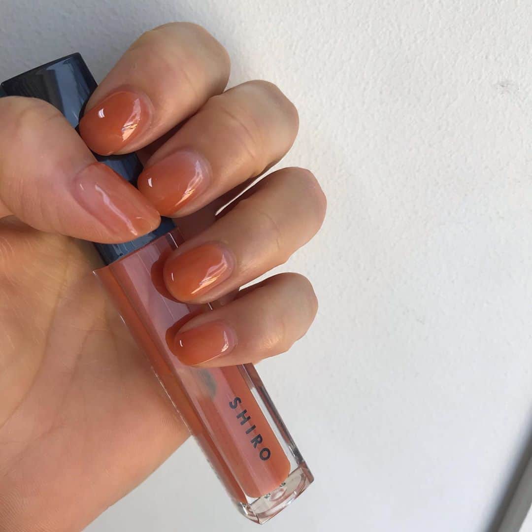井上花実のインスタグラム：「マリーゴールドをのせたようなネイル💅 ちかさん @chiroming ありがとうございます👩🏼‍🔬 : #ネイル#nail#shirocosmetics#マリーゴールド」