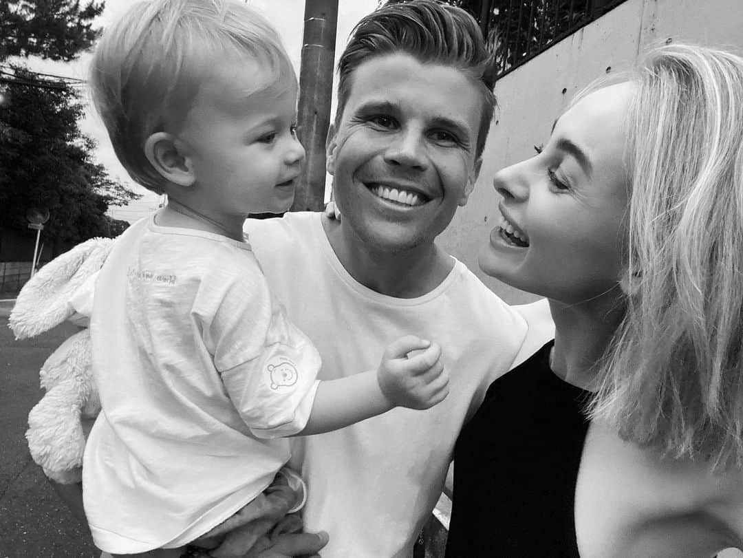 リアノン・ランゲラック（ミッチェル・ランゲラックの妻）のインスタグラム：「He is home!!!! Our family is finally back together!!! As most of you already know.. Mitch tested positive for COVID-19 2 weeks ago and was in hospital. Santiago and I were quarantined at home and thankfully tested negative!! Thank you so much for all of the love & support over the last few weeks! Our families, friends from all over the world, Nagoya Grampus football club and all the football fans, Thank you! The doctors, nurses & health care workers everywhere, Thank you! Everyones well wishes for Mitch and the checking in on us all the time was truly appreciated! Please stay safe 🙏🏼❤️」
