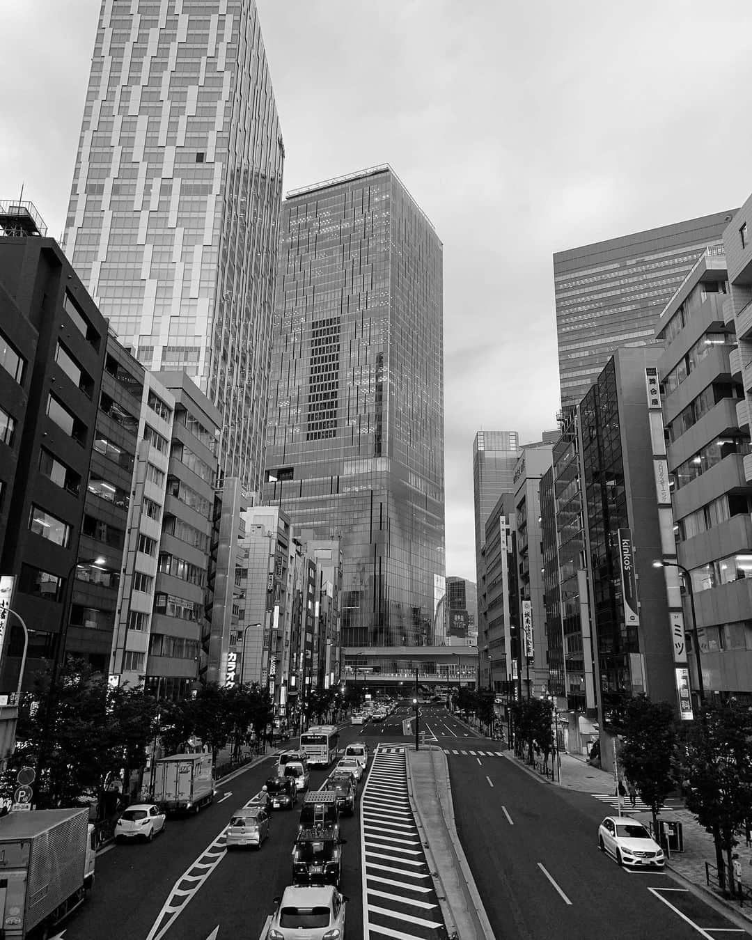 萬田久子さんのインスタグラム写真 - (萬田久子Instagram)「Let's grow and live together❗️﻿ ﻿ #渋谷﻿ #sibuya #tokyo #明治通り﻿ #渋谷ストリーム﻿ #渋谷スクランブルスクエア﻿ #渋谷ヒカリエ﻿ #再開発﻿ #モノクロ﻿ #萬田久子」6月23日 21時01分 - hisako.manda_official