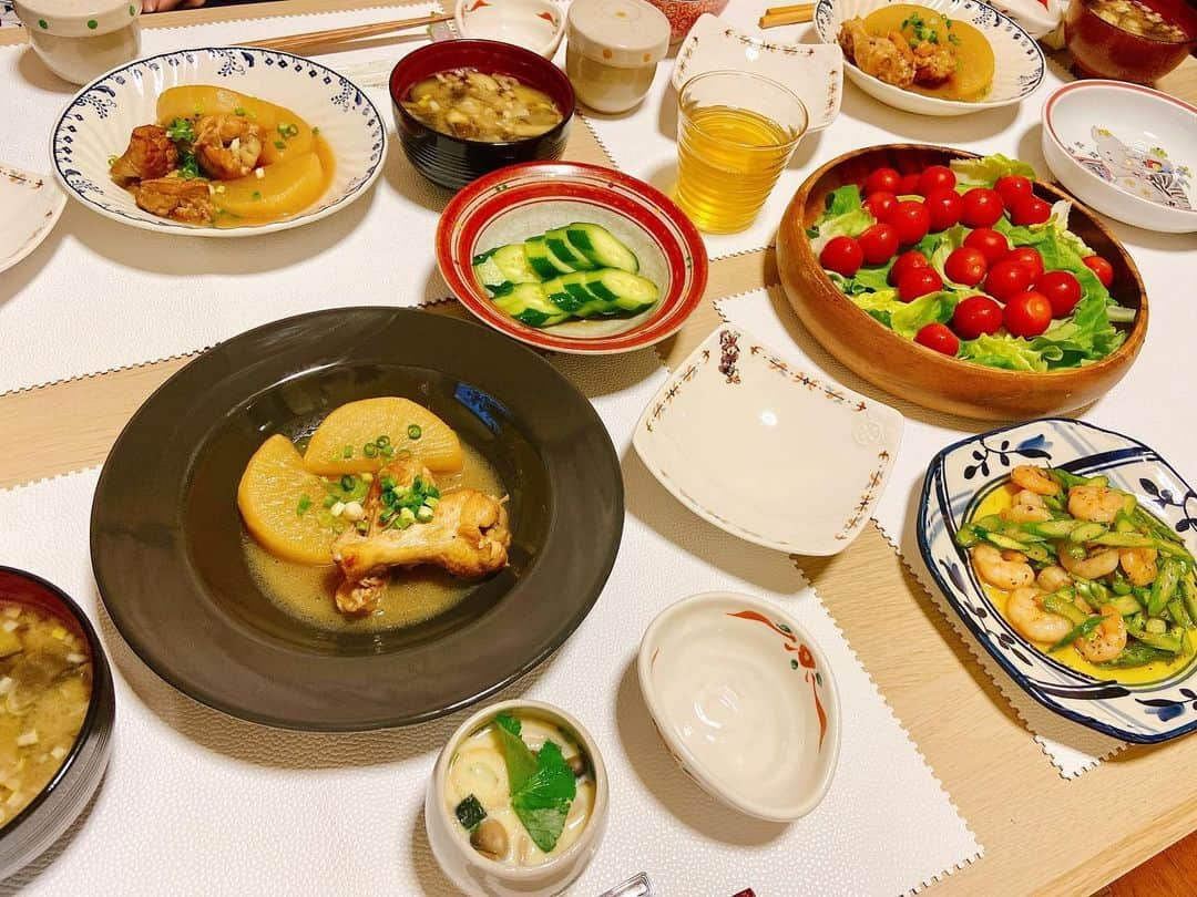 住吉史衣さんのインスタグラム写真 - (住吉史衣Instagram)「. . 昨日のお出汁は茶碗蒸しに変身しました😌✨ 具材はそれぞれの好みに合わせて変えてます♪私のお気に入りは銀杏と鶏肉と三つ葉のシンプルなの☺️ . . ＊手羽元と大根のポン酢煮 ＊茶碗蒸し ＊海老とアスパラのガリバタ炒め ＊サラダ ＊茄子とおネギのお味噌汁 ＊きゅうりの浅漬け . . #ふみえごはん  #美味しいは幸せ  #簡単ごはん #おうちごはん  #おうち時間 #stayhome #クラシルごはん  #料理上手になりたい #料理好き #料理好きな人と繋がりたい #料理女子 #自炊女子 #グルメ女子 #料理 #栄養 #自炊 #食卓 #クッキングラム #デリスタグラマー #美味しかった #満腹 #満足 #和食 #和食ごはん #茶碗蒸し #出汁 #tastyjapan #tastyfood  . .」6月23日 21時03分 - fumie_0426