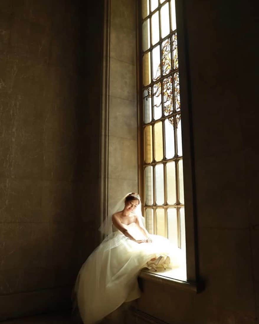 25ans Wedding 公式 Bridesのインスタグラム：「引き続き、marinaさんのフォトをリポスト💓 重厚感あふれる国立博物館での前撮りは、クラシカルでロイヤルな雰囲気を求める花嫁に人気🏰 荘厳な館内に差す太陽の光が、ドラマチックなムードを演出します。」
