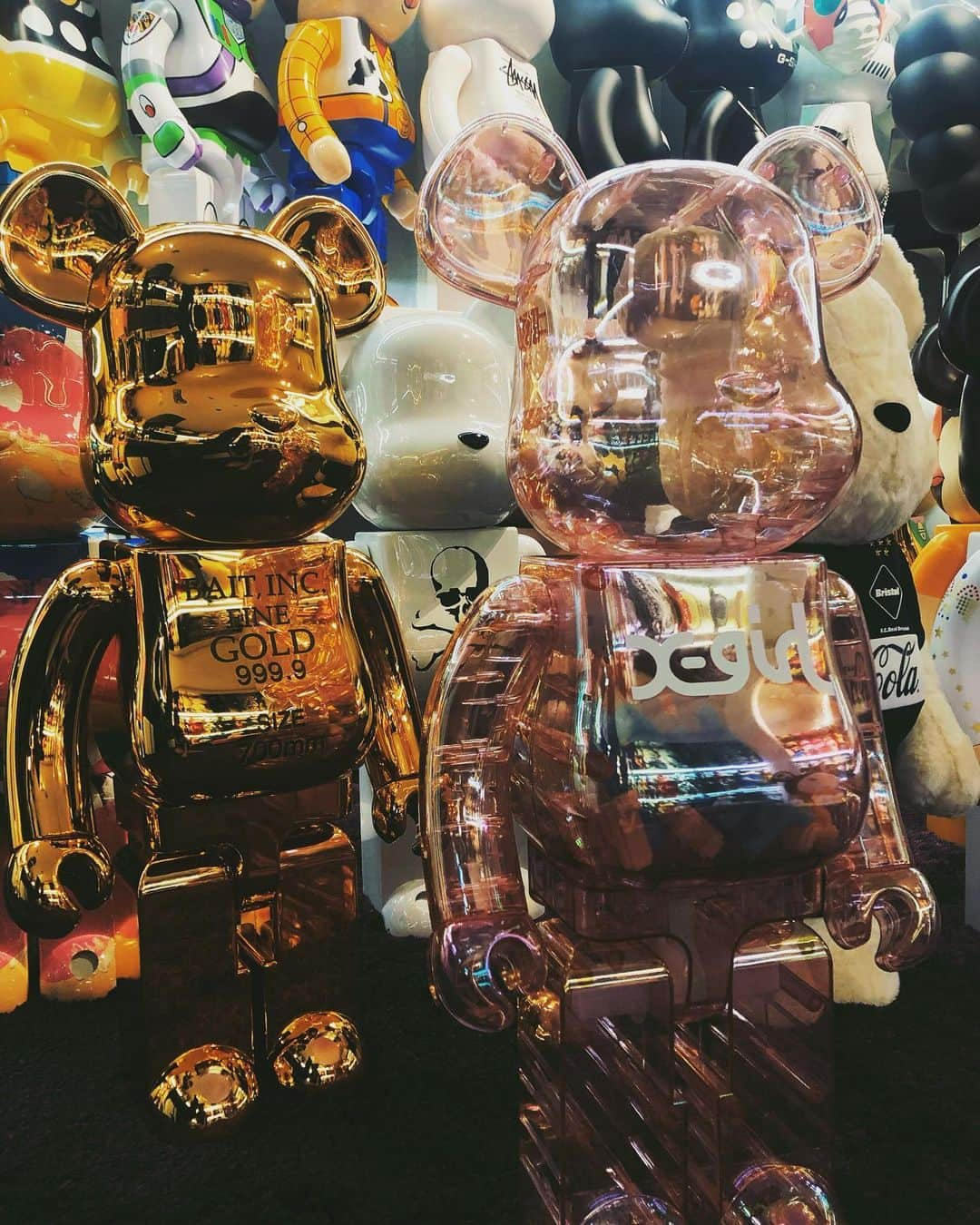 ショウ・ルオさんのインスタグラム写真 - (ショウ・ルオInstagram)「幫你們洗澡囉！ #bearbrick1000」6月23日 21時04分 - showlo