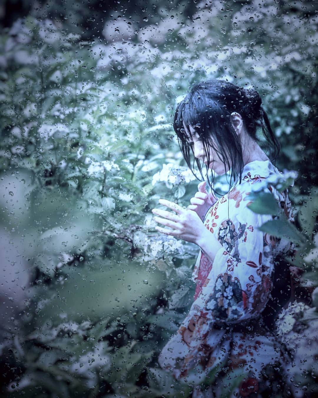 高橋さくらのインスタグラム：「* * 溢れてしまう、 君を想って * *  ちづさんのあじさい。 語彙力崩壊なくらいすき。 #イラスト #紫陽花 #雨 #梅雨 #夏 #和服 #涙 #浴衣 #栃木 #カメラマン #モデル #ポートレート #splus_cameraclub  #かずさん写真部」