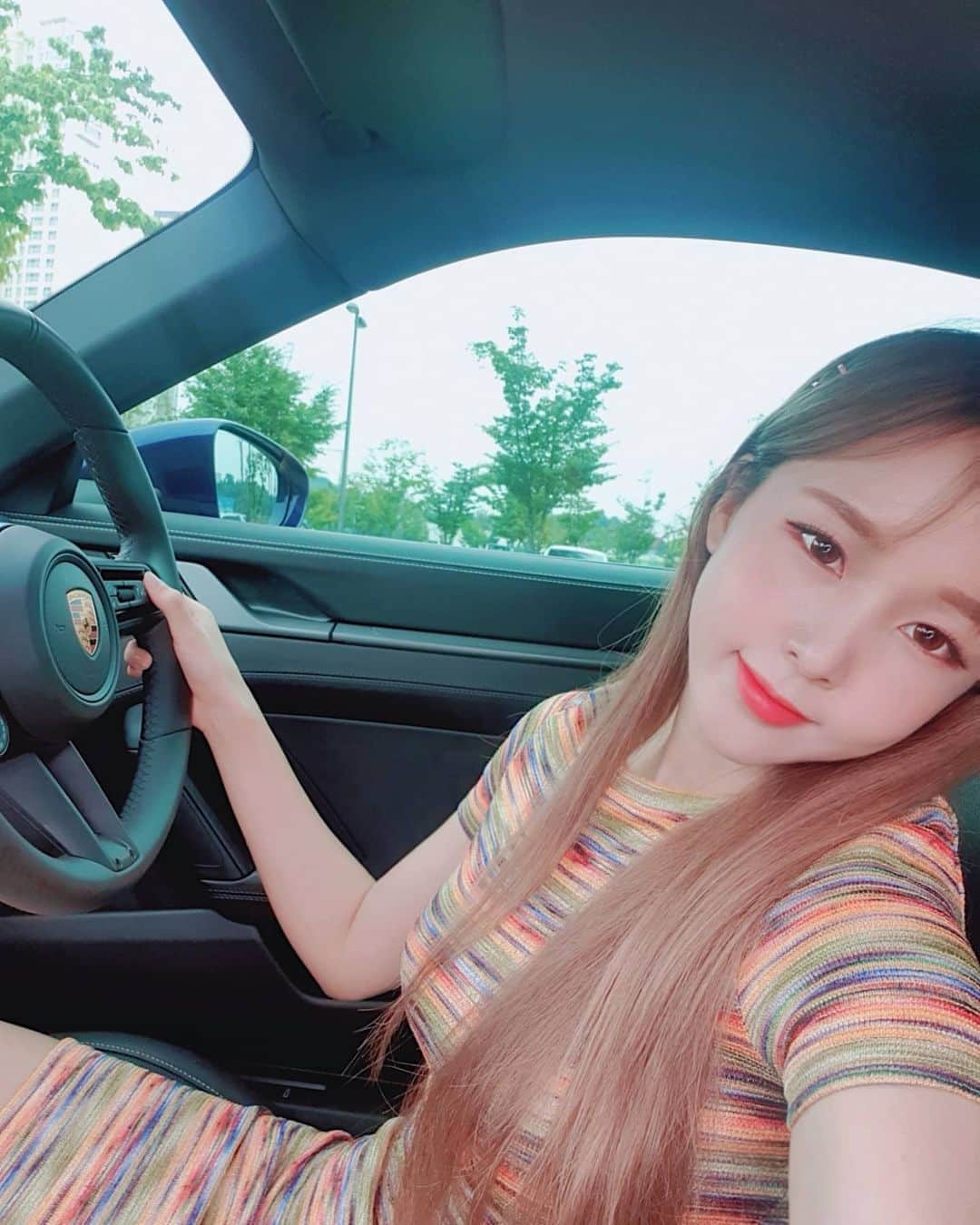 のインスタグラム：「더워도 여름 좋다고 한거 취소요.... 오늘 더워서 실신할뻔 💦 차에서 내리기가 그릏게 싫더라..🌝🔥 . . 무슨차인지 맞춰보세요!!! Guess what car it is!?」